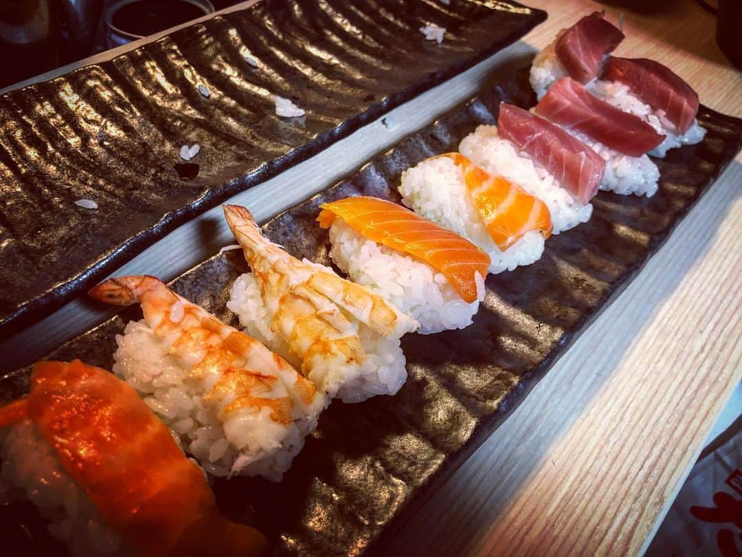 水野泰輔さんのインスタグラム写真 - (水野泰輔Instagram)「今日はお家で1日限りのお寿司屋さんを娘とやりましたー。 焼津で有名な[サスエ]でお刺身を買ってきて、酢飯をググって作りました。 お店に食べに行けない今、食を楽しもうということでやってみました！  #おうち時間 #お家時間 #ひなちゃん寿司 #1日大将 #お寿司 #サスエ前田魚店 #焼津 #水野泰輔 #コロナに負けるな」5月12日 21時06分 - mizunotaisuke_official