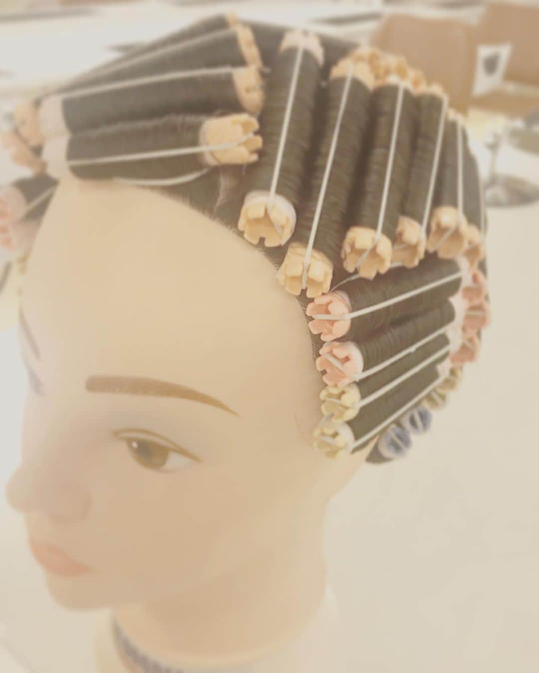 東京ビューティーアート専門学校さんのインスタグラム写真 - (東京ビューティーアート専門学校Instagram)「美容科とヘアメイク科が受ける美容師国家試験の課題の一つ、ワインディング✨　20分で50〜55本巻きます。入学した頃は数本しか巻けなくても受験時には完璧に巻ける様にバッチリ指導します👍  #オープンキャンパス　#美容師　#ヘアメイク　#エステ　#ネイる#モデル　#アイリスト　#マツエク　#美容学校　#トータルビューティー　#JNA #JNA本部認定校　#ヘアアレンジ　#おしゃれ　#ヘアスタイル　#ビューティー　#アート　#コーディネート　#おしゃれ好きと繋がりたい　#美容好きな人と繋がりた　#仲良し　#クラスメイト　#love #smile #happy」5月12日 21時06分 - tokyo_beauty_art_college