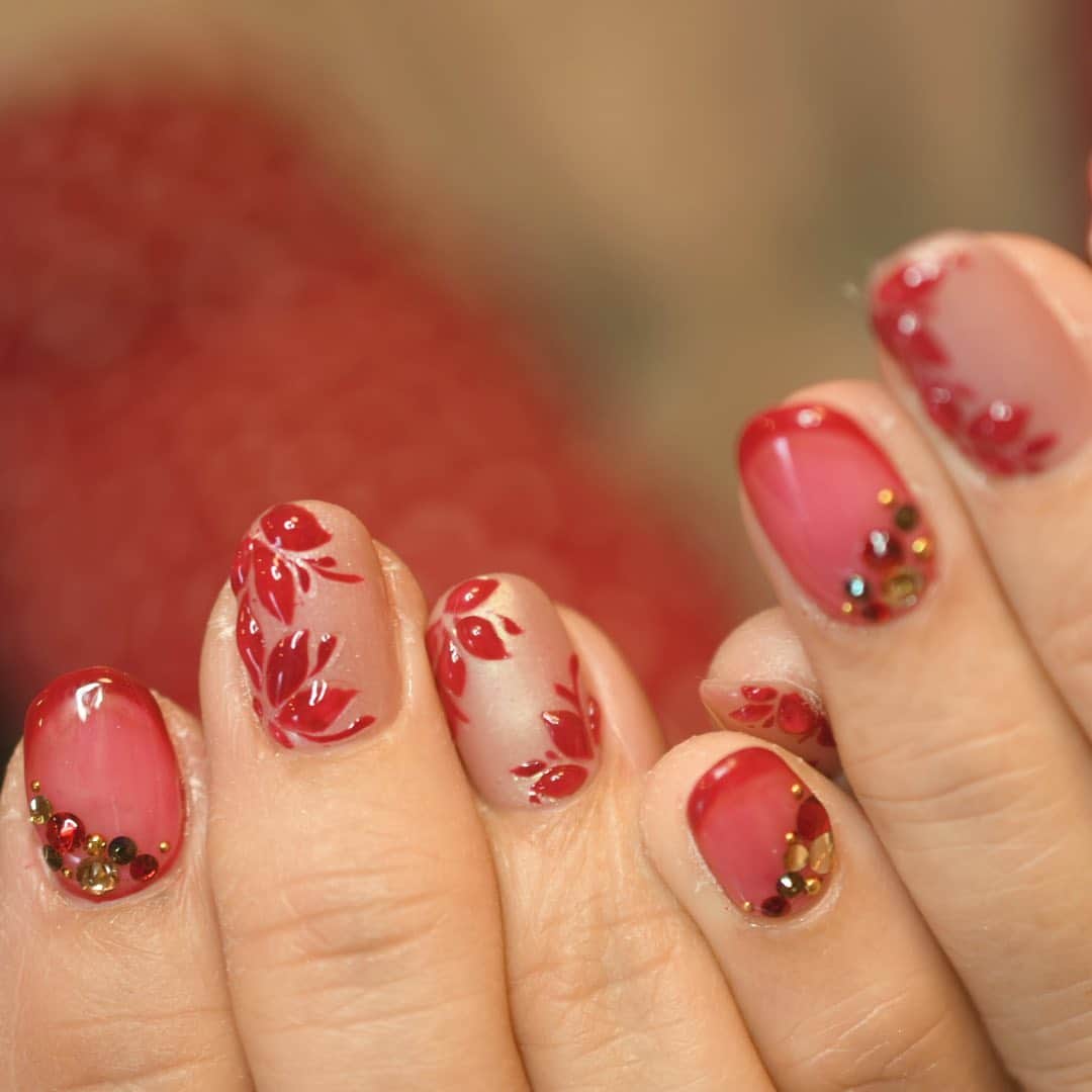 Yuka Maeda ::manicurelistのインスタグラム：「ぷるっぷるの あか🍓❤️ 私の今のネイルもアートは違うけど、 あか。 ☺️🍓❤️ Salon data▼ ＝＝＝＝＝＝＝＝＝＝＝＝＝＝＝＝＝＝＝＝ . CADENAS -nail eyelash salon- ●Nail artist  @yuka.maeda  @yuki_cadenas ●eyelash　@cadenaseyelash  ゲストに愛と感動を…♡ . 【 LINE ＠cadenas 】 ご予約/お問い合わせはLINEよりお気軽に🤲 ▶︎▶︎#cadenasnail デザインアップしてます♡  price…★⭐︎Instagram特別キャンペーン中⭐︎★ . 「インスタ見たよ👀」と LINEからご予約で特別プライス7500円！！ . ※ご新規様限定 ※キャラクターや特殊なエレメント等のみ 別途料金いただく場合ございます🙇🏻‍♀️ . . price…初回8000円（オフ込み） access…大阪市北区堂山町16-1  中崎町駅  徒歩2分/梅田駅  徒歩6分 . tel… 06-4792-8617 ＝＝＝＝＝＝＝＝＝＝＝＝＝＝＝＝＝＝＝＝ . . . .  #中崎町ネイルサロン #梅田ネイルサロン #大阪ネイルサロン #関西ネイルサロン #インスタネイル #instanails #instanail #トレンドネイル #ネイルサンプル #ネイル好きな人と繋がりたい #ネイルブック #ネイルカタログ #ネイルチェンジ #今月のネイル #にゅーねいる #冬ネイル #大人かわいいネイル #ネイル大好き #きれいめネイル #ネイル部 #女子力向上委員会 #女子力 #女子力ネイル #アートネイル #ナノソル大阪 #ナノソルcc取扱店  #ナノソル #ナノソルcc  #家庭用ナノソル販売してます」