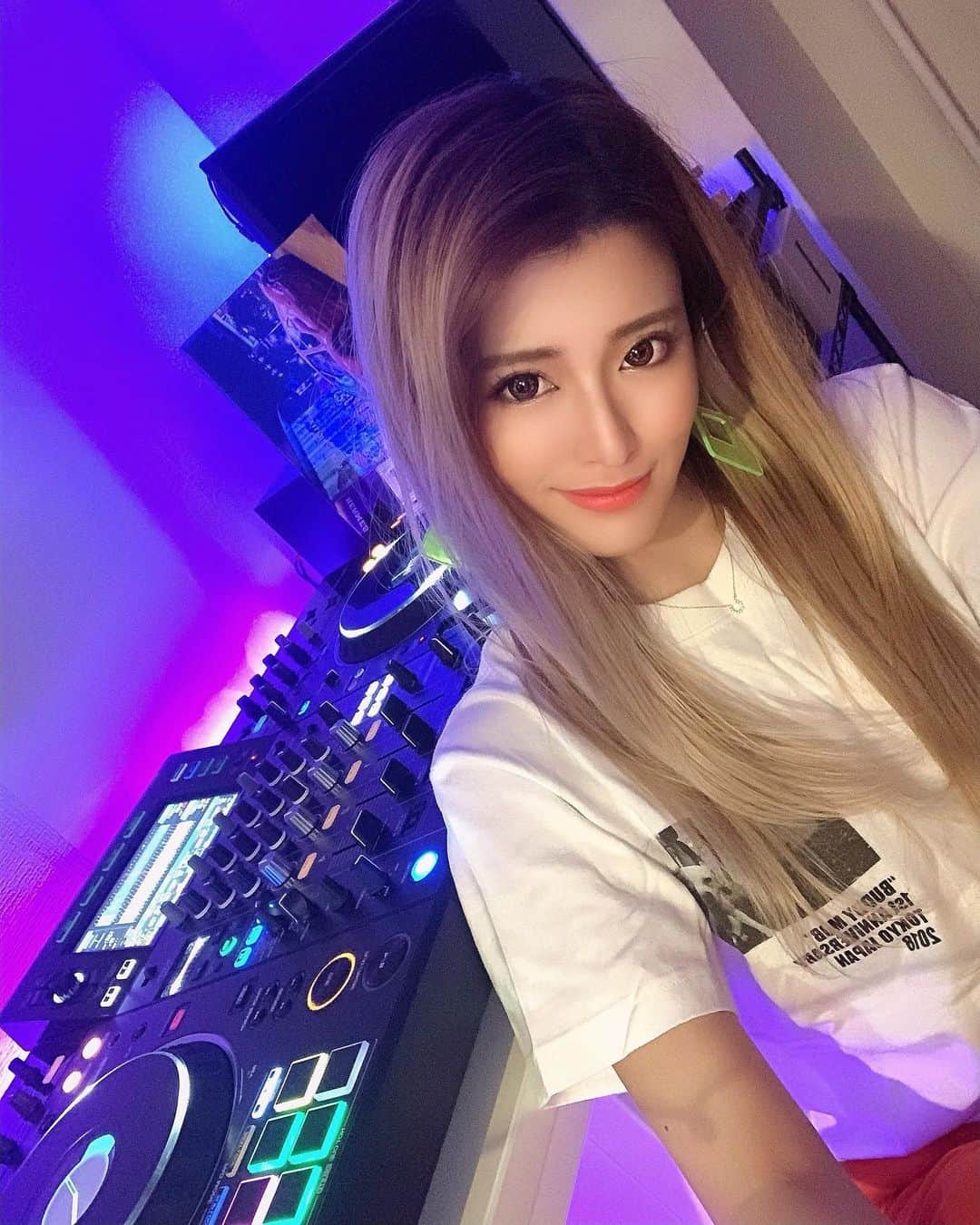 鈴木まりなのインスタグラム：「😈💜       #pioneerdj #rekordbox #seratodj #xdjxz #japan #dj #girlsdj #femaledj #asiandj #Japanesedj #djlife #djingismylife #djinglife #djlifestyle    」