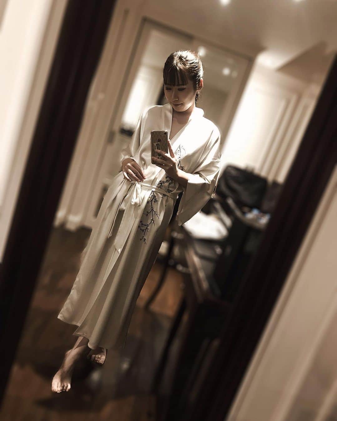 のインスタグラム：「😴💤✨ #ベトナム #Vietnam #visit #旅行 #mirror #hotel #Hanoi #enjoy #trip #photography  #instagood #love #instatravel #베트남 #outfit  #fashion #likeforlikes #selfie #promotionalmodel  #photooftheday #サロモ  #instagood #princess #bathrobe #좋아요 #패션 #셀피 #おうち時間 #お家で過ごそう #happy」
