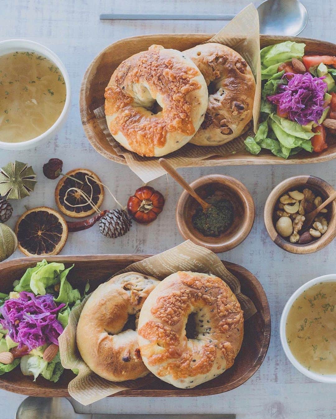 mikicoco00のインスタグラム：「* * お家ぱん👩🏻‍🍳 * 大好きなベーグル🥯 「黒ゴマベーコンチーズ」 美味しかった😳！！ * 栄養価の高い紫キャベツ(肌、目に良い♡) スライスしてお酢に付けてストック そのままでもサラダに乗せても美味しーい🥗 * 「ミニ胡桃あん食パン」 「ミルクぱん」 初めて作ったから不格好だけど🙃 * 焼きたてをガブっと食べるのは 最高〜🤤♡ * * * * #stayhome#お家時間#お家カフェ  #お家パン#パン#パン作り#楽しい時間  #てごねパン#大好物#bagel  #ミルクぱん#パヴェ#あん食パン  #紫キャベツ#ミキぱん」