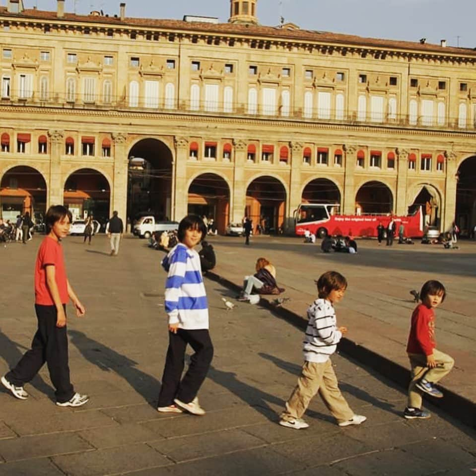 りありこさんのインスタグラム写真 - (りありこInstagram)「9年前マルタ🇲🇹に住み始めたころイタリアに遊びに行った時の写真です。  子供4人とよくお茶目な写真撮ってたなあ。  でモデナに広島のチームが来てるってことで見に行ったのも良い思い出です。  #りありこチャンネル #4人兄弟 #大家族 #イタリア #ボローニャ #ベニス #モデナ #思い出グラム」5月12日 21時22分 - leahrikophoto