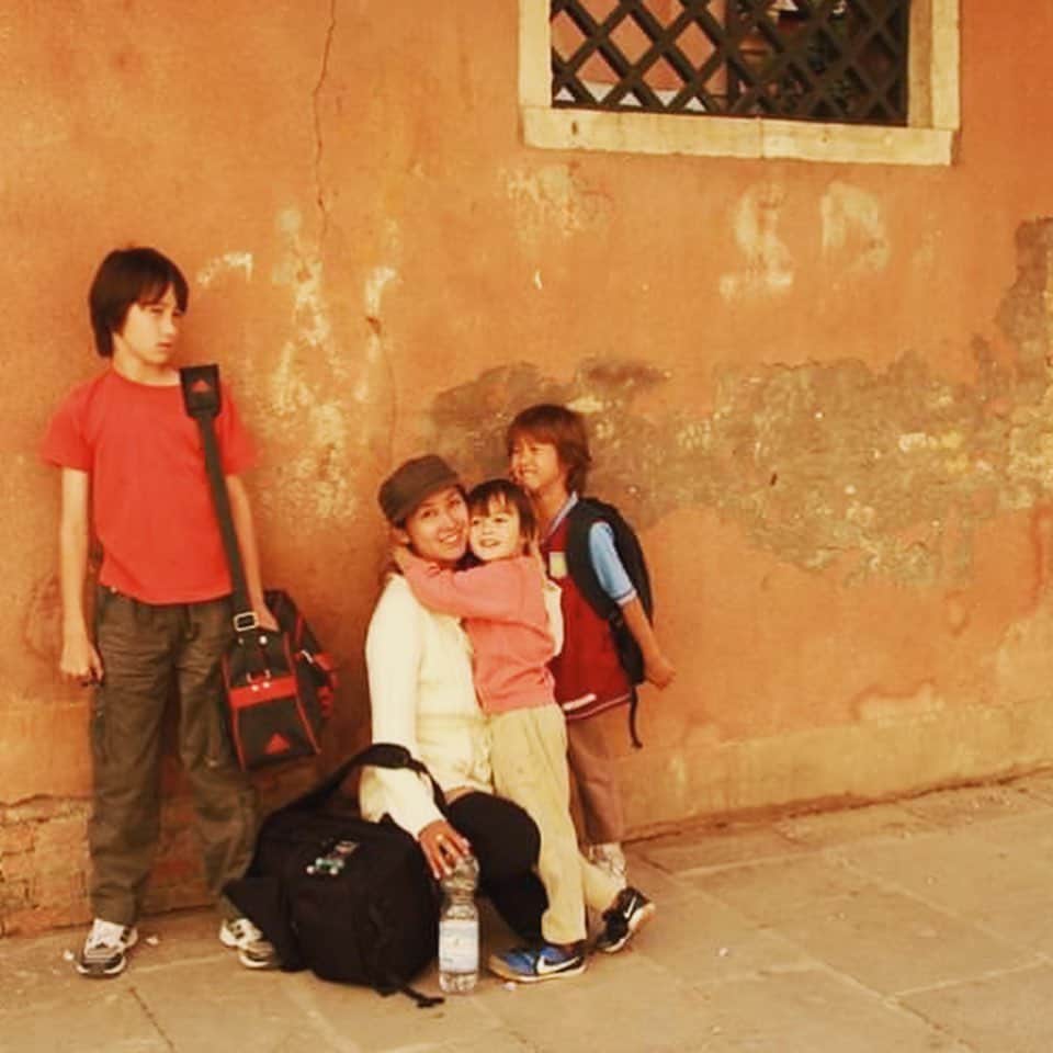 りありこさんのインスタグラム写真 - (りありこInstagram)「9年前マルタ🇲🇹に住み始めたころイタリアに遊びに行った時の写真です。  子供4人とよくお茶目な写真撮ってたなあ。  でモデナに広島のチームが来てるってことで見に行ったのも良い思い出です。  #りありこチャンネル #4人兄弟 #大家族 #イタリア #ボローニャ #ベニス #モデナ #思い出グラム」5月12日 21時22分 - leahrikophoto