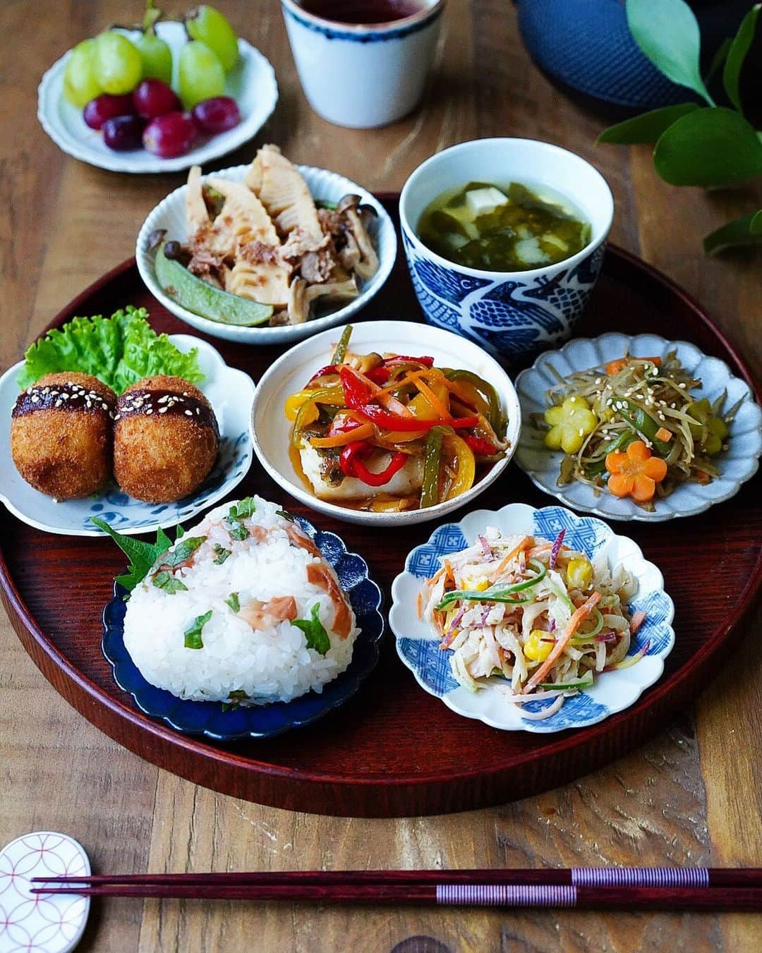 Ayaさんのインスタグラム写真 - (AyaInstagram)「晩ご飯 ・ ・  こんばんは😊 ・ ・  義実家から新じゃがと的鯛をもらっていたので、コロッケと的鯛の野菜あんかけを作りました。 ・ ・  いつもなら、雑穀米をお茶碗によそうだけですが、スイーツもお料理もスタイリングも何でも完璧にこなしちゃう、スーパーインスタグラマーのきょこちゃん　@kyoko_plus から、#祈るおむすびバトン を受けとったので、おむすびにしました😊 ・ ・  梅と大葉のおむすび。 ・ ・  初夏にピッタリな酸味と爽やかさを味わえるおにぎりで好きなんですが、なんだか見た目が物足りないなぁ〜と思ったら、白ごまを忘れてました💦 ・ ・  しかもおにぎりがメインなはずなのですが、ピントがイマイチ合ってません😂 ・ ・  お品書き  的鯛の野菜あんかけ コロッケ 筍の煮物 きんぴらごぼう 切り干し大根のサラダ 梅と青しそのおにぎらは 山芋と豆腐の味噌汁 ぶどう ・ ・  私が次にバトンを回すのは、#心はぐくむごはん で美しいお料理と器のコラボレーションがとても素敵なのんちゃん　@non_la_non へ♡ ・ ・  忙しい中、快くバトンを受け取ってくれてありがとう😊🙏💕 ・ ・  のんちゃんのおむすび、楽しみにしてます♡ ・ ・  お料理の詳細はブログに→ @aya_m08 ・ ・  #祈るおむすびバトン #おにぎり#晩ご飯#夜ごはん#夕食#和食#おうちごはんlover#マカロニメイト#ロカリ#エルグルメ」5月12日 21時14分 - aya_m08