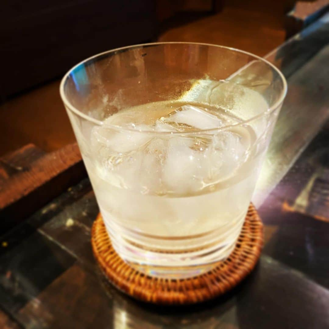 藤原理恵さんのインスタグラム写真 - (藤原理恵Instagram)「令和2年5月12日。vodka on the rocks with bitter.美味。」5月12日 21時16分 - fujiwararie