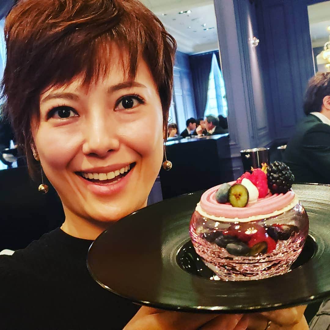 梅田陽子さんのインスタグラム写真 - (梅田陽子Instagram)「楽しいことを振り返りたいなぁと、あげていなかったものを載せようかと。 司厨士協会(シェフさんや食関連の団体です)の賞味会。火入れの話や、食材のお話も興味深く伺いました。 食べることは生きることなり。  #司厨士協会 #一般社団法人全日本司厨士協会 #ジョエルロブション #ラターブルドゥジョエルロブション#恵比寿#ガーデンプレイス#joelrobuchon#food#foodstagram#アナウンサー#キャスター#梅田陽子」5月12日 21時20分 - yokoumeda