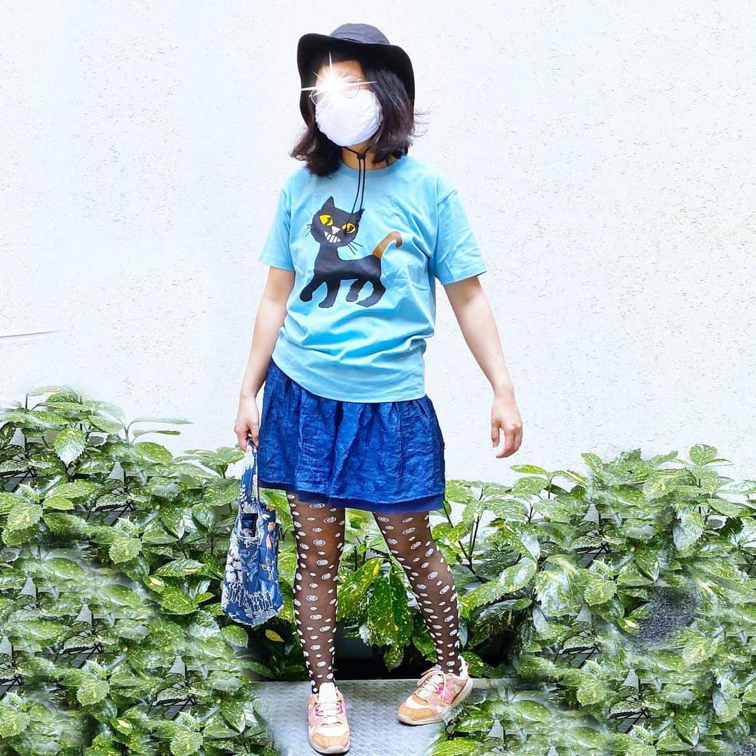 のインスタグラム：「今日はよく分からないコーディネート写真を📸﻿ ﻿ 何がよく分からないって﻿ ﻿ スカートの長さは、これでいいのか？問題﻿ ﻿ こんな可愛いTシャツどこで買うの？は﻿ お答えしましょう。簡単です。﻿ ﻿ #グラニフ ﻿ #graniph ﻿ （絵本で有名な﻿ #せなけいこ　先生デザインでございます。﻿ かわいい絵本ですよね📚）﻿ ﻿ なんか、この日の服装が 全体のバランスが悪くて﻿ うまくオシャレの足し算引き算ができてないんです。﻿ 靴の色か？帽子は脱ぐべきか？ 分からなくなり、 家族のグループラインで投票したんですよ。﻿ ﻿ 【スカート長い方か短い方どちらがいい？】﻿ ご丁寧に写真付き（1枚め2枚め）で。﻿ しかも回答しやすいように匿名投票に。﻿ ﻿ そうしましたらお兄ちゃんからコメントが。﻿ ﻿ 「興味ないという選択肢は作らないのですか？」﻿ ﻿ #お兄ちゃん　#好き﻿ ﻿ ﻿ さて、﻿ こちらのcocomonomamaniの靴下は﻿ ﻿ #みずたまmoco超長﻿ #みずたまmocoショート﻿ ﻿ の2種類でございます🦵﻿ ﻿ この柄もめちゃ可愛い💕﻿ ﻿ シンプルにドット柄って可愛いですもん😌﻿ ﻿ この靴下履ける季節がやってきたー^_^﻿ ﻿ ●○●○ ●○●○ ●○●○ ●○●○ ●○●○ ●○●○﻿ ﻿ 検索ワード﻿ →﻿ みずたまmoco﻿ ﻿ ●○●○ ●○●○ ●○●○ ●○●○ ●○●○ ●○●○﻿ ﻿ ﻿ みずたまmoco超長スケスケ（黒）﻿ ﻿ 【商品名】みずたまmoco超長スケスケ﻿ 【カラー】黒﻿ 【素材】ナイロン100%﻿ →ナイロンは合成繊維でありながら、﻿ 成分上は絹に最も近いといわれています。﻿ 非常に強い弾力性を持っていることが最大の特徴で　﻿ 　他の繊維に少し混ぜるだけで、﻿ その繊維の強度を上げることができます。﻿ 【サイズ】22-26cm(かかとあり)　［全長　約90cm］﻿ 【洗濯方法】水に濡れても強度が低下しない為﻿ 　ネットに入れていただくと洗濯機で丸洗いでき、﻿ お手入れ簡単です。﻿ 全て編み込みでプリントタイツではないので、﻿ 何度洗濯しても色落ちする心配がありません。﻿ 【製造】靴下の三大産地の一つ、兵庫県加古川市の自社工場﻿ 　株式会社神木が製造しています。﻿ 【原産地】日本﻿ ﻿ ﻿ ﻿ ❤️‼️❤️‼️ ❤️‼️❤️‼️ ❤️‼️❤️‼️ ❤️‼️❤️‼️﻿ ﻿ #靴下  #スニーカー　#コーディネート　#コーデ　#かわいい　#モノトーン　#オシャレ﻿ #足元倶楽部　#あしもとクラブ　#スニーカー　#オシャレさんと繋がりたい　#ステイホーム　#プレゼント選び　#日本製#おしゃれ #madein japan #上質なタイツ　#日本の誇り　#丈夫可愛い　#コーデ記録　#socks #kawaii #プリント倶楽部﻿ ﻿ ❤️‼️❤️‼️ ❤️‼️❤️‼️ ❤️‼️❤️‼️ ❤️‼️❤️‼️﻿ ﻿ ﻿ Instagramでのご注文で﻿ ‼️‼️送料無料キャンペーンします‼️‼️﻿ ﻿ cocomonomamaniでも﻿ InstagramのDMでお買い物！﻿ ができるようになりました^_^﻿ ﻿ ﻿ 💌1足だけの場合は、﻿ こちらでオーダーいただくと﻿ 送料無料にしますので﻿ DMに欲しい靴下書いてください💌﻿ ﻿ ※1足🦵送料無料キャンペーンはInstagramの﻿ DMでのご注文のみです🦵🦵🦵」