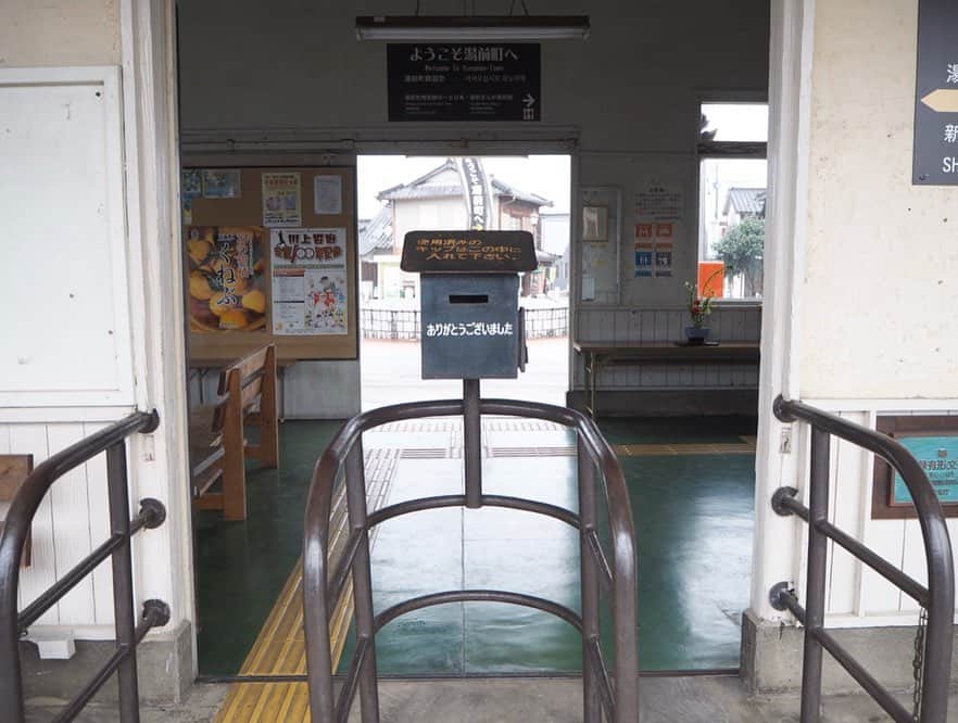 伊藤桃さんのインスタグラム写真 - (伊藤桃Instagram)「【#くま川鉄道 #湯前駅】 16:49おかどめ幸福駅発の列車にのって·····次に向かったのは終点、湯前駅✨ うまれはなんと大正12年。 くま川鉄道最古の#木造駅舎です(❁´ω`❁) 3枚目: 現在は有人駅との事でしたが、窓口には誰もおらず····· それもそのはず、なんと6:00~10:00という短い朝の時間にしか駅員さんはいないそう。 小さい窓口がレトロでかわいい😊 4枚目: そおっと駅員室の中を覗いたら、綺麗な生け花とピアノが^^* 🚉 5枚目: ホームには二つの鐘が····· この湯前駅の近くには、縁結びと夫婦円満のご利益がある賽神社と、 子宝そして安産のご利益がある潮神社があり、 それにあやかって、同じご利益がある賽の鐘と潮の鐘があるのです🥰 絵馬をかけるところもありました✨ おかどめ幸福駅につづき、ご利益たっぷりな路線なのですね(●︎´▽︎`●︎) 🚉 6枚目: あまりにものどかで幸せな空間を伝えたくて、思わず動画♡ 山々にかかる淡く白い霞が幻想的で空気が美味しくて·····✨ ゆっくりと時間がながれていました。 車止めのむこうにみえる半楕円？のオブジェが謎だったのだけどだれかご存知ですか？笑 🚉 せっかくなので駅の外へも····· 7枚目: 桜舞う#車止め (*^^*) 8枚目: 併設する形で、地産のものが売られたり、伝統工芸を学べる湯〜とぴあという施設もあるのですが、 この時間はしまっていましたm(_ _)m 今度はいってみたいなあ♡ 9枚目: 雨の中、桜もふりつづけていました🌸//☂﻿// 10枚目: そして列車は折り返してふたたび、人吉温泉駅へ·····´`* ━━━━━━━━━━━━━━━ くま川鉄道の旅もあと少し。 よかったらぜひ最後までお付き合いください♡ また、この後質問コーナーを、 明日の21時から最近の鉄道ニュースできになったものを語るインスタライブをしようかと♡ 17日のオンラインチェキ会とあわせて宜しくお願いいたします！(*^^*)」5月12日 21時24分 - itomomo_tetsu