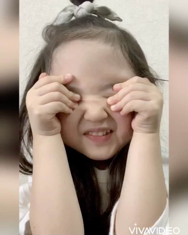 satomiのインスタグラム：「👸🏻💎❤️ . . りいなが欲しがっていた ディズニープリンセスの雑誌を ゲットしたので サプライズで渡しました🤓👍 . 待ってるとき目押さえすぎ🤣❤️❤️ . . 家族以外の人に会いたすぎるし 行きたいところもありすぎるし 外食もしたすぎるけど この生活にも結構慣れてきたかもな〜🙄 . #ステイホームがんばろう ✊🏻💓💓💓💓 . . #4歳 #4歳8ヶ月 #56ヶ月 #インスタキッズ #ベビフル #ママリ#コドモノ #コズレ #ママトコ #ステイホーム #stayhome  #おうちじかん #おうち時間」