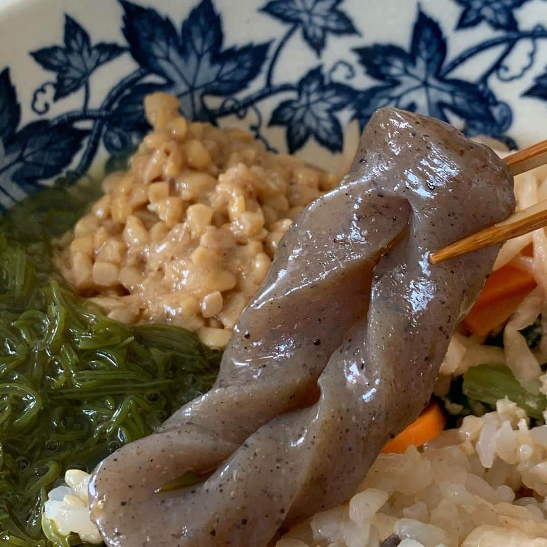 斎藤なりのインスタグラム：「最近ハマってるこんにゃくの甘辛煮💮 今日のお昼にも食べたんだけど お酒のおつまみにもぴったりなんですよ〜！ 食物繊維豊富で低カロリーとてもおすすめ🌙 . 改めてレシピ載せておきますね〜 つくれぽお待ちしております🥰🌿 -------------------------------------------------- 【材料】 ☑︎こんにゃ く...1枚 ☑︎酒...大さじ1 ☑︎みりん・醤油・砂糖...大さじ2分の1 ☑︎赤唐辛子...少々 ☑︎だし汁...50ml ☑︎サラダ油...小さじ1 【作り方】 ⑴こんにゃく1cmカット ⑵切り口に縦に切り目を入れ端を輪にくぐらせ編む ⑶熱湯でサッと茹でる ⑷熱したフライパンにサラダ油をひく ⑸調味料と茹でこんにゃくを炒め 汁気が少なくなったら完成💮 -------------------------------------------------- 結局一番好きなのは 色気のない庶民派もりもりご飯🍚 #となりの食卓　#朝ごはん #朝ごはんの記録 #おうちあさごはん #おうちごはん #あさごはん #いえごはん #家ごはん #朝食 #iegohanphoto #フーディーテーブル #和食 #和食朝ごはん #和食ごはん #豊かな食卓 #朝時間 #私のおいしい写真 #丁寧な暮らし #私のおいしい写真 #iPhone写真 #料理 #料理写真 #wp_deli_japan #mycook365 #てづくりごはん365 #キッチングラム #おうちごはんlover #タベリー」