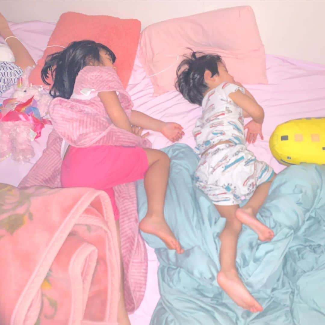 山口尚美のインスタグラム：「同じ寝相は家族あるあるかな🏠💤」