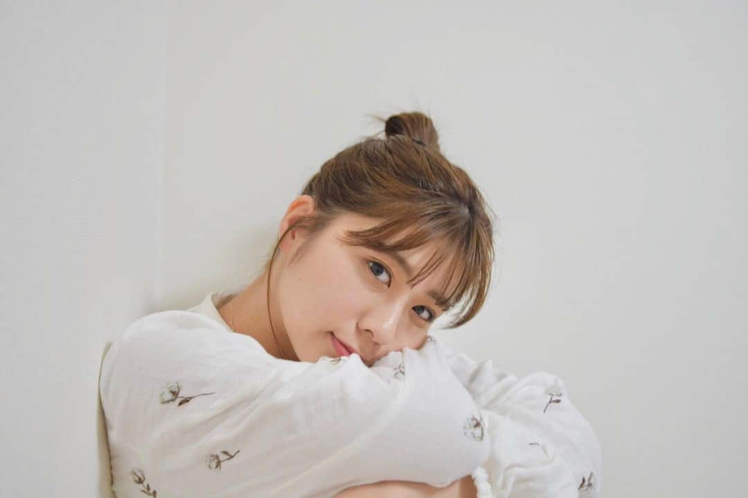 清水麻璃亜のインスタグラム：「* 可愛くてなかなか着られないパジャマを着て おうち撮影会をしました😳 兄に一眼レフを返すまでに色々な写真を撮りたいけど どういうのがいいですか？？？」