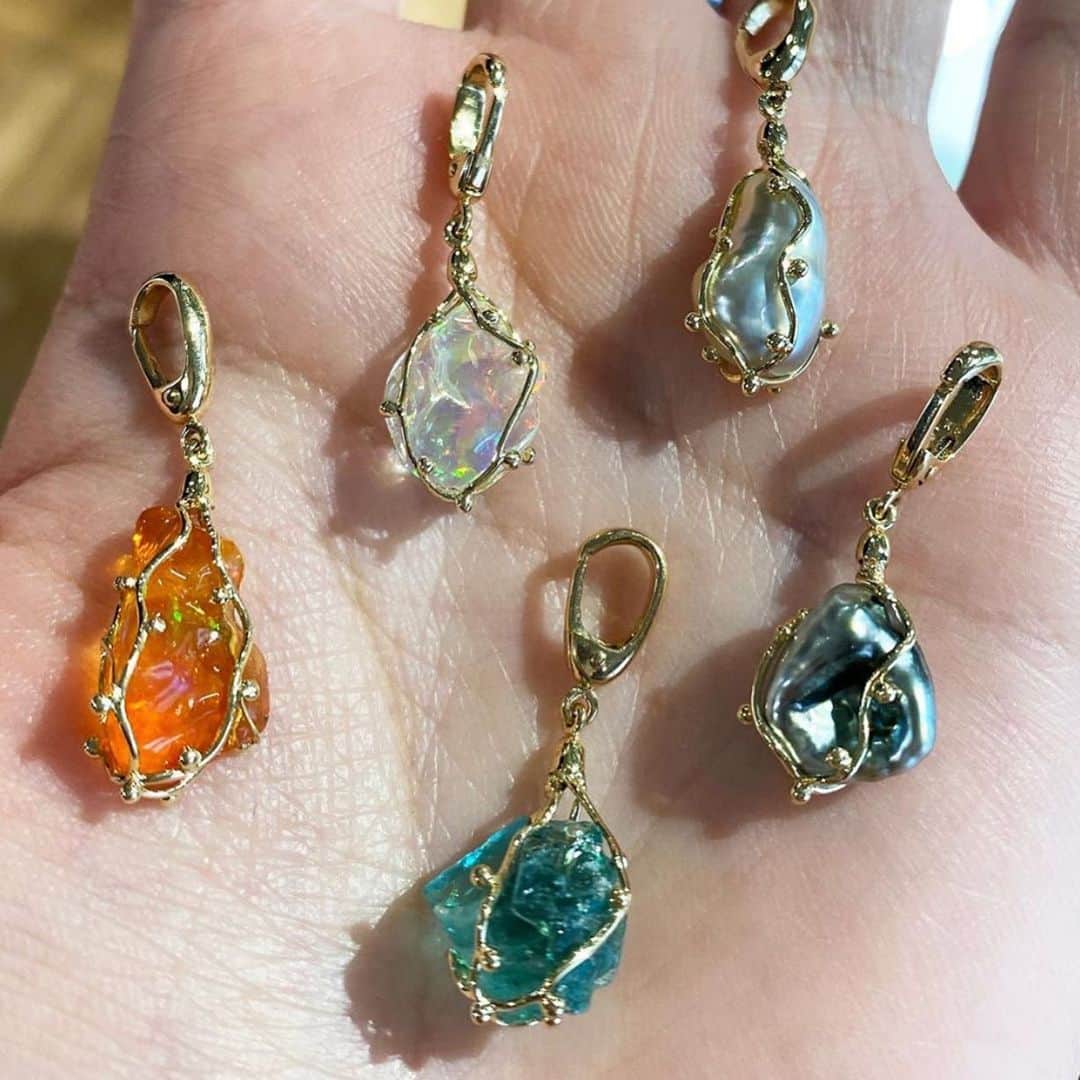 稲木ジョージのインスタグラム：「I love collecting @milamorejewelry #Kintsugi charms🤩 Fire Opal, Water Opal, Pearls and Florite💞」