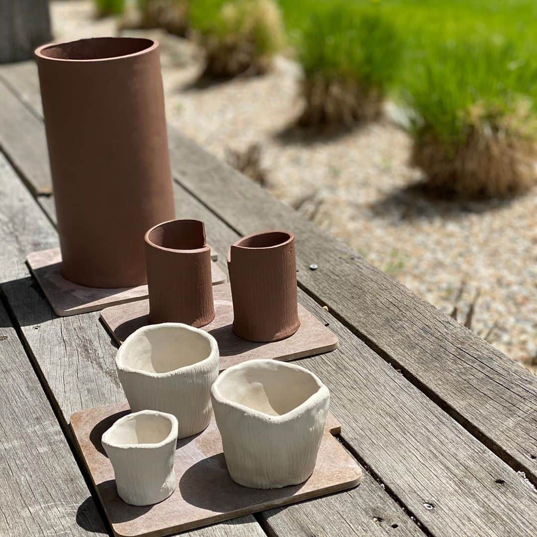 シェリ・ムーン・ゾンビさんのインスタグラム写真 - (シェリ・ムーン・ゾンビInstagram)「Letting my work dry in the sun before going into bisque firing. #pothead #pottery #handbuiltpottery ☀️」5月12日 21時36分 - sherimoonzombieofficial