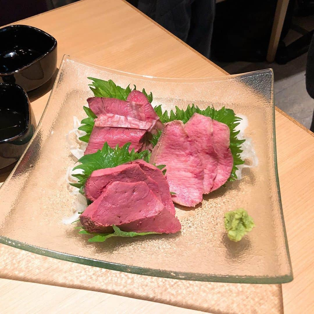 Yukaさんのインスタグラム写真 - (YukaInstagram)「串焼き　末代 - (過去pic) 現在コロナの影響で5／31まで休業。 - 渋谷の道玄坂にある、やきとん専門店 店内は薄暗くいい雰囲気で、デートや女子会にオススメ💕 - 低温調理盛り合わせ(ハツ/タン/レバー) 鶏唐揚げ モツ鍋(2人前) 変わり串　トマト巻き ねぎま 和牛霜降りサーロイン - 最初に出てきたお通しの鳥レバーのパテがめっちゃ美味しかった🥺 そして、低温調理で仕上げたハツ、タン、レバーは初めて食べた🤭 わさびと一緒に食べたら旨味が出てきてめっちゃジューシー💕個人的にレバーが一番好きだった - 串焼きを食べに行ったら必ずトマト巻き頼む🍅 豚バラとトマトめちゃめちゃ相性良い🥴 名物の麻婆豆腐も食べたかったけど、もつ鍋でお腹いっぱい笑笑 鶏唐揚げが激ウマだから是非頼んで欲しい🥺 - 会計する前に、サービスでシジミ味噌汁を出してくれたし、 最後エレベーターで帰ろうとしたら、シメの鶏炊き込みご飯を小さいパックに入れて頂きました🥺 料理美味しかったし、心のこもったサービス堪能しました。 - ちなみに、末代もランチやってるよ よく友達に渋谷のオススメランチ教えてって聞かれるんだけど、末代の唐揚げ2種盛り定食がコスパ高い👍🏻 #food#foodie#foodgram#shibuya#shibuyadinner#yakitori#izakaya#渋谷#渋谷区#渋谷グルメ#渋谷ディナー#渋谷ランチ#串焼き#やきとん#焼き鳥#低温調理#デート#女子会#オススメ#グルメ女子#グルメ好きな人と繋がりたい#串焼き末代 Casting By @woomy.restaurant @matsudai_shibuya」5月12日 21時47分 - loveyuka06