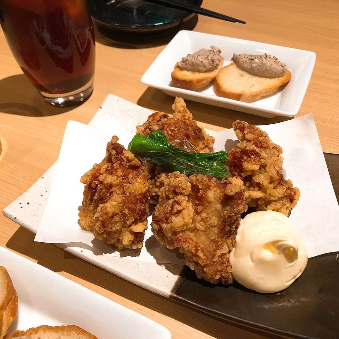 Yukaさんのインスタグラム写真 - (YukaInstagram)「串焼き　末代 - (過去pic) 現在コロナの影響で5／31まで休業。 - 渋谷の道玄坂にある、やきとん専門店 店内は薄暗くいい雰囲気で、デートや女子会にオススメ💕 - 低温調理盛り合わせ(ハツ/タン/レバー) 鶏唐揚げ モツ鍋(2人前) 変わり串　トマト巻き ねぎま 和牛霜降りサーロイン - 最初に出てきたお通しの鳥レバーのパテがめっちゃ美味しかった🥺 そして、低温調理で仕上げたハツ、タン、レバーは初めて食べた🤭 わさびと一緒に食べたら旨味が出てきてめっちゃジューシー💕個人的にレバーが一番好きだった - 串焼きを食べに行ったら必ずトマト巻き頼む🍅 豚バラとトマトめちゃめちゃ相性良い🥴 名物の麻婆豆腐も食べたかったけど、もつ鍋でお腹いっぱい笑笑 鶏唐揚げが激ウマだから是非頼んで欲しい🥺 - 会計する前に、サービスでシジミ味噌汁を出してくれたし、 最後エレベーターで帰ろうとしたら、シメの鶏炊き込みご飯を小さいパックに入れて頂きました🥺 料理美味しかったし、心のこもったサービス堪能しました。 - ちなみに、末代もランチやってるよ よく友達に渋谷のオススメランチ教えてって聞かれるんだけど、末代の唐揚げ2種盛り定食がコスパ高い👍🏻 #food#foodie#foodgram#shibuya#shibuyadinner#yakitori#izakaya#渋谷#渋谷区#渋谷グルメ#渋谷ディナー#渋谷ランチ#串焼き#やきとん#焼き鳥#低温調理#デート#女子会#オススメ#グルメ女子#グルメ好きな人と繋がりたい#串焼き末代 Casting By @woomy.restaurant @matsudai_shibuya」5月12日 21時47分 - loveyuka06