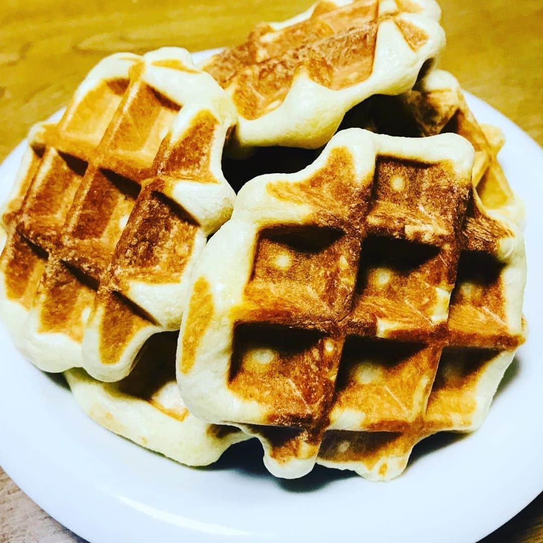 吉田ヒトシのインスタグラム：「ベルギーワッフルにチャレンジ！！ 骨董品のように出てきたワッフルメーカー。 せっかくなのでつかってみようとみまねに作ったベルギーワッフル🧇 なかなかうまくいって子供たちに大好評😊 ワッフルで心が浮上😊  #おうちで過ごそう #コロナに負けるな #ベルギーワッフル  #チャレンジクッキング  #吉田ヒトシ #四児のパパ」