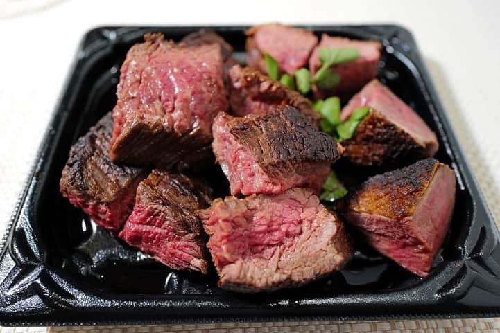 福岡グルメ 福岡ランチ「デビログ」さんのインスタグラム写真 - (福岡グルメ 福岡ランチ「デビログ」Instagram)「肉が人気の『肉屋うたがわ』で夜メニューをテイクアウト。 ニュージーランド産オーシャンビーフのカイノミ 300g 3,000円(税別)はバラ肉のヒレに近い部分だから赤身で柔らかいよ。焼き加減もいい感じで、薬味に刻みわさびが付いているのも嬉しい😋👌 フランス産シャラン鴨胸肉 3,500円(税別)は肉肉しい感じで贅沢な逸品👍 鉄板で炒めた「ガーリックライス」800円(税別)はおこげがしっかりついていて、バターの香りがいいよ🙆‍♂️ 夜メニューのテイクアウトは10%オフなのもありがたい。 店のInstagramをフォローすると全品30%オフらしい。 どちらかが適用されるので、合計40％オフにはならないからね(笑) 持ち帰りできるワインボトルも表示価格の半額✌️ PayPay（ペイペイ）も使えるよ。 そうそう、昼メニューは「ポークDON」が600円(税別)なので、もっとお得感があるね。 . メニューはデビログに掲載しているのでご参考まで👉 . #肉屋うたがわ #福岡市中央区大名 2-3-5 092-739-8050 ※営業時間が変更になっています。 11:30～20:00 11:30～17:00 昼のメニューでテイクアウトのみ 15:00～20:00 夜のメニューでテイクアウト＆店内飲食OK 不定休 . #福岡テイクアウト #福岡テイクアウト情報 #テイクアウト福岡 #おもちかえりなさい福岡 #おもちかえりなさい #福岡 #博多 #fukuokapics #fukuoka #fukuokacity #hakata #fukuokagourmet #IGersJP #ig_japan #福岡グルメ #福岡ランチ #福岡ごはん #福岡ご飯 #食べログ福岡 #福岡飯 #福岡食べ歩き #福岡インスタグルメ #インスタグルメ福岡 #福岡肉 #福岡肉テイクアウト」5月12日 21時56分 - devi_takahashi