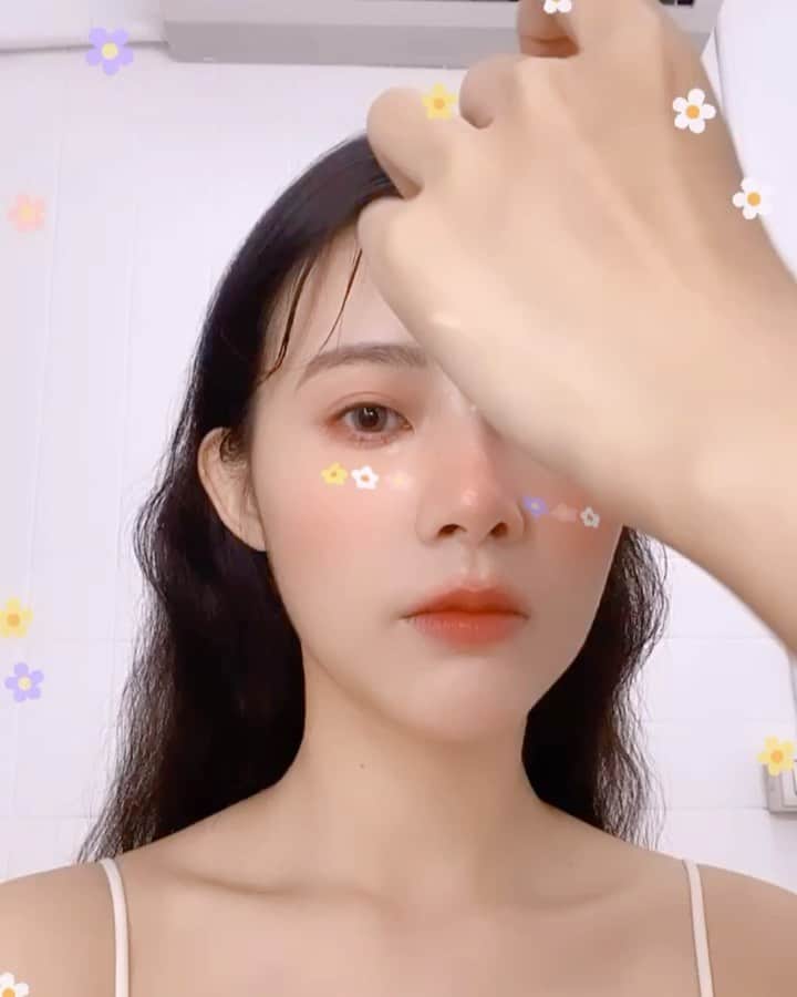 張香香のインスタグラム：「喜歡今天的妝髮💕 所以正式發照前先來小曝光一篇😛 今天大爆累 早6才睡睡3小 原因很活該 因為我大爆吃宵夜😅 吃了涼麵義大利麵冰薯球蔥油餅冰泡麵冰 (冰跟麵出現了三次你沒看錯) 就這樣摸到早上⋯ 名副其實的瞎忙😀🤣🤣🤣」
