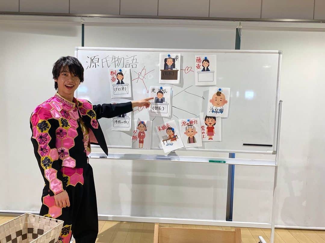 祭nine.のインスタグラム：「神田陸人です！今週は生配信の延長戦！料理は一旦お休みしてオンライン授業してます(笑)僕なりの見方で今日は源氏物語の解説してみました(専門分野は理系です)神田先生って呼んでくださいねっ！  #まつリモート #生配信延長戦 #神田先生 #オンライン授業 #源氏物語 #雑談やら妄想が半分くらい #妄想パートが特に生き生きしてる #2枚目は手カンペ #昨日は百人一首 #明日は1人早押しクイズ #化学もちょっとやるよ」