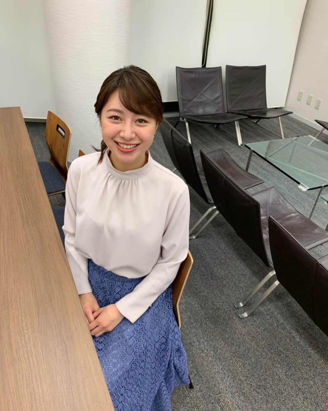 林美沙希さんのインスタグラム写真 - (林美沙希Instagram)「衣装紹介です😊  1枚目 blouse#couturebrooch skirt#andcouture  2枚目 blouse#anniplus  skirt#couturebrooch  メモ✍️霾るの読み方は"つちふる" 土や砂が降ることで黄砂のこと。春の季語。  明日は黄砂が飛ぶそうなので、洗濯物干す際はお気をつけください♪」5月12日 21時55分 - misaki0hayashi