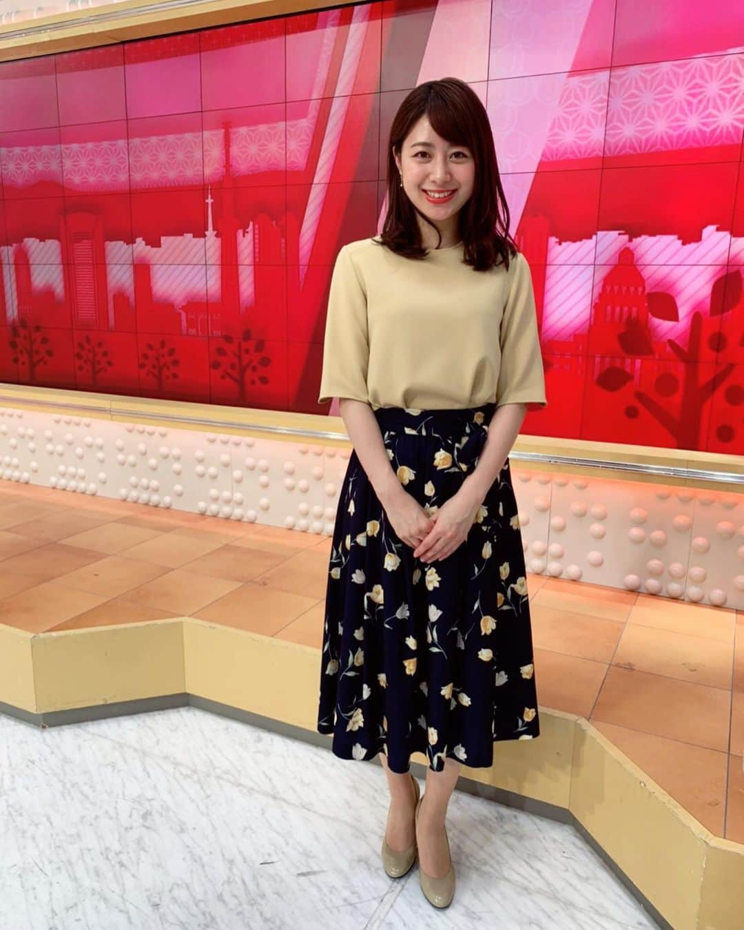 林美沙希さんのインスタグラム写真 - (林美沙希Instagram)「衣装紹介です😊  1枚目 blouse#couturebrooch skirt#andcouture  2枚目 blouse#anniplus  skirt#couturebrooch  メモ✍️霾るの読み方は"つちふる" 土や砂が降ることで黄砂のこと。春の季語。  明日は黄砂が飛ぶそうなので、洗濯物干す際はお気をつけください♪」5月12日 21時55分 - misaki0hayashi