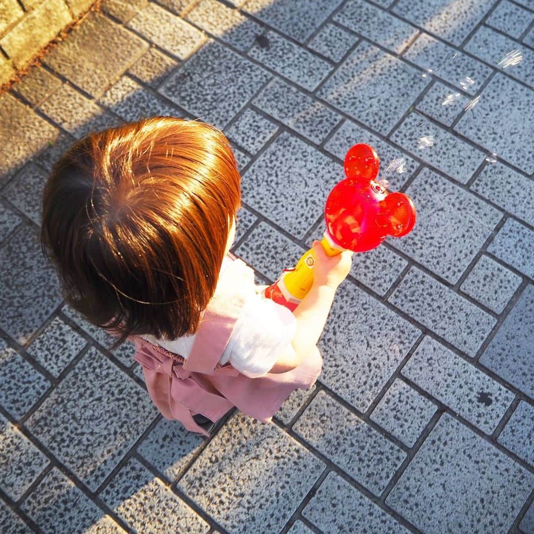 Kuboi Ayumiさんのインスタグラム写真 - (Kuboi AyumiInstagram)「今日も暑かったですね。﻿ 早朝の公園は誰もいないので、シャボン玉で遊びました。﻿ ﻿ ミッキーとラプンツェルの自動でシャボン玉が出てくるおもちゃを持って﻿ 走り回る娘たち。﻿ ボタンを押すと音楽とともにたくさんのシャボン玉が出てくるのですが﻿ 結構音が大きいので、広い場所で遊ぶのが正解！  髪の毛や服や手足は、ベッタベタになりました（笑）  おすすめのシャボン玉グッズがあったら、ぜひ教えてください☆ ﻿ ﻿ #外遊び﻿ #シャボン玉 #シャボン玉遊び #自動シャボン玉機 #バブルマシーン #しゃぼんだま﻿ #ディズニー好きさんと繋がりたい #ディズニー #ディズニーすきな人と繋がりたい #Mickey #ミッキー #ラプンツェル」5月12日 22時05分 - himekagami
