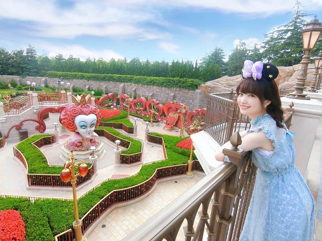 浅井麻里さんのインスタグラム写真 - (浅井麻里Instagram)「🇨🇳🏰﻿ ﻿ だーれもいない、﻿ Alice in wonderland maze(アリスの迷路)﻿ 一人占め感♥️﻿ ﻿ ﻿ 上海ディズニーランド開園したねー！🏰💕﻿ ﻿ このアリスの迷路も可愛かったし、﻿ カリブの海賊はほんと最高すぎる﻿ めっっちゃ感動アトラクションだったし、﻿ また絶対行きたい場所💕🥺﻿ ﻿ 実はコロナ前に家族で行く計画たてかけてたのに﻿ ダメになっちゃったから実現させたい✨﻿ ﻿ ﻿ #上海ディズニーランド#上海ディズニー#不思議の国のアリス#アリスインワンダーランドメイズ#アリスインワンダーランド#上海迪士尼乐园#上海旅行#ディズニーリゾート#ハートの女王#shanghai#shanghaidisneyland#上海mari」5月12日 21時57分 - mari_asai_625