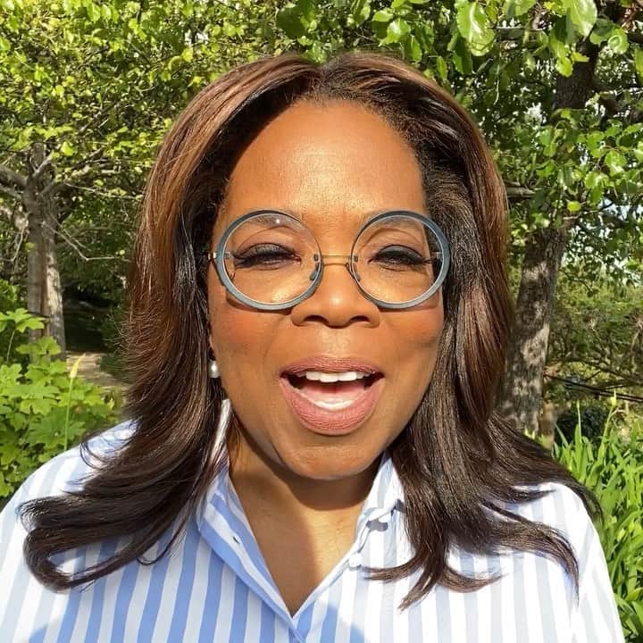 オプラ・ウィンフリーのインスタグラム：「The world has experienced a reset and I think it’s an opportunity for us as individuals to do that, too. Which is why @WW has created Oprah’s Your Life In Focus: A Vision Forward, a live virtual experience that will help all of us move forward through mind, body, and spirit. For the next four Saturdays, I’ll go live on Zoom, email you workbook pages, and bring along some special friends. All you have to do is log on and show up to do the work. Best part? It’s free! Sign up by going to ww.com/oprah or tap the link in my bio. See you this Saturday, May 16! #OprahandWW #YourLifeInFocus」
