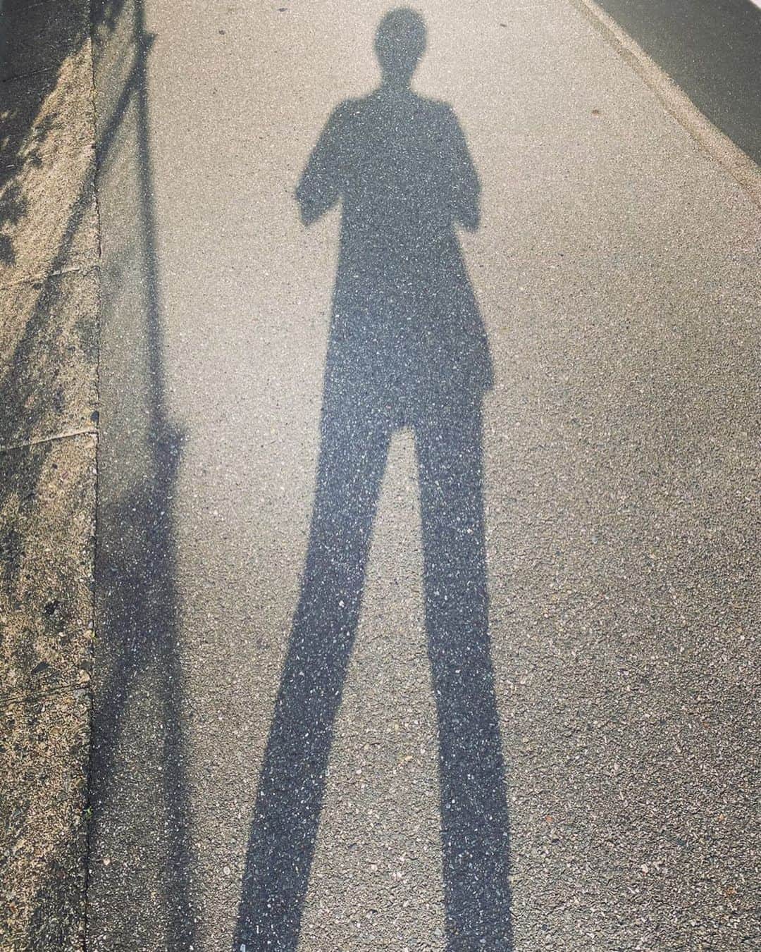 早瀬英里奈さんのインスタグラム写真 - (早瀬英里奈Instagram)「足がこうやって伸びてくれたら良いのに…👣 ・ ・ ・ #良い天気 #影 #足長効果 #買い出しの日 #早瀬英里奈 #erinahayase」5月12日 21時57分 - erina.hayase