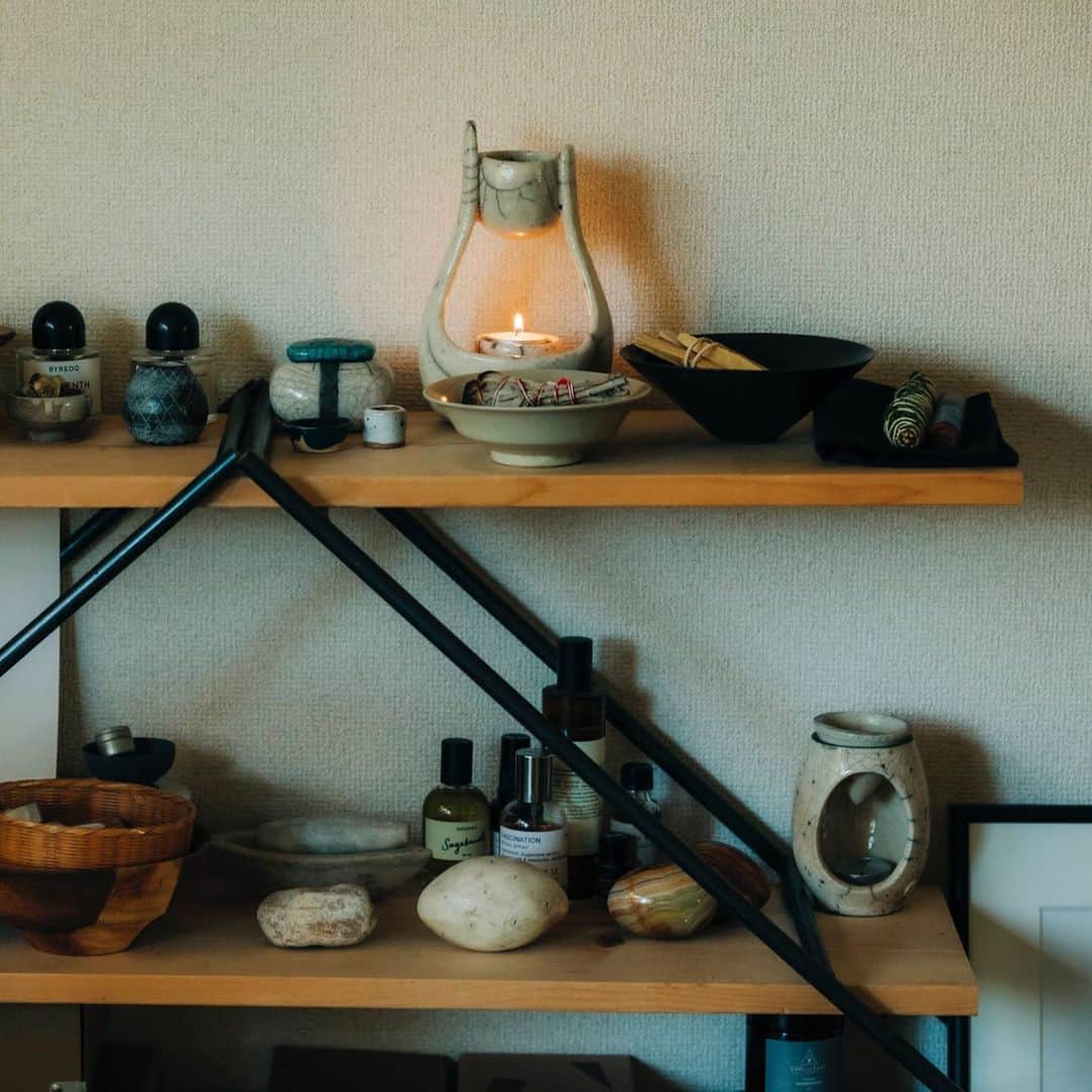 Hanako公式さんのインスタグラム写真 - (Hanako公式Instagram)「センスのいい人に学ぶ、家時間スタイル🚪﻿ ﻿ 📌アタッシュ・ド・プレス、セラピスト 加藤広美 × 精油のブレンド﻿ 「香りの力が家時間に自然とメリハリを与えてくれる。」﻿ ﻿ 1. いくつかブレンドすることでまた新しい香りが生まれる。その種類は無限。﻿ 2. お茶とスイーツで休憩。「すすむ屋茶店」のお茶が最近の定番に 。﻿ 3. 書斎スペース横の棚には、オイルバーナーなど香りにまつわるものが並ぶ。﻿ ﻿ 【Hanako 1184_家での最高の過ごし方発売!!】﻿ #Hanako #Hanako_magazine #stayhome #外出自粛 #おうち時間 #おこもり #ポジティブおこもり #日々の暮らしを楽しむ #丁寧な暮らし #おうちカフェ #コーヒーのある暮らし #おやつの時間 #おうちごはん #部屋作り #シンプルな暮らし #アロマ #精油 #photoby_MURAKEN」5月12日 22時11分 - hanako_magazine