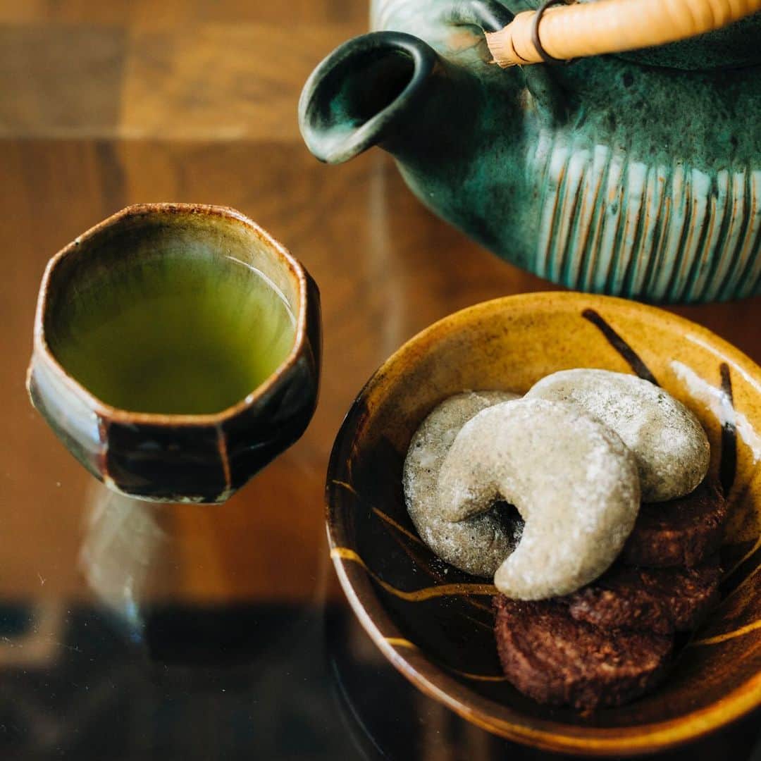 Hanako公式さんのインスタグラム写真 - (Hanako公式Instagram)「センスのいい人に学ぶ、家時間スタイル🚪﻿ ﻿ 📌アタッシュ・ド・プレス、セラピスト 加藤広美 × 精油のブレンド﻿ 「香りの力が家時間に自然とメリハリを与えてくれる。」﻿ ﻿ 1. いくつかブレンドすることでまた新しい香りが生まれる。その種類は無限。﻿ 2. お茶とスイーツで休憩。「すすむ屋茶店」のお茶が最近の定番に 。﻿ 3. 書斎スペース横の棚には、オイルバーナーなど香りにまつわるものが並ぶ。﻿ ﻿ 【Hanako 1184_家での最高の過ごし方発売!!】﻿ #Hanako #Hanako_magazine #stayhome #外出自粛 #おうち時間 #おこもり #ポジティブおこもり #日々の暮らしを楽しむ #丁寧な暮らし #おうちカフェ #コーヒーのある暮らし #おやつの時間 #おうちごはん #部屋作り #シンプルな暮らし #アロマ #精油 #photoby_MURAKEN」5月12日 22時11分 - hanako_magazine