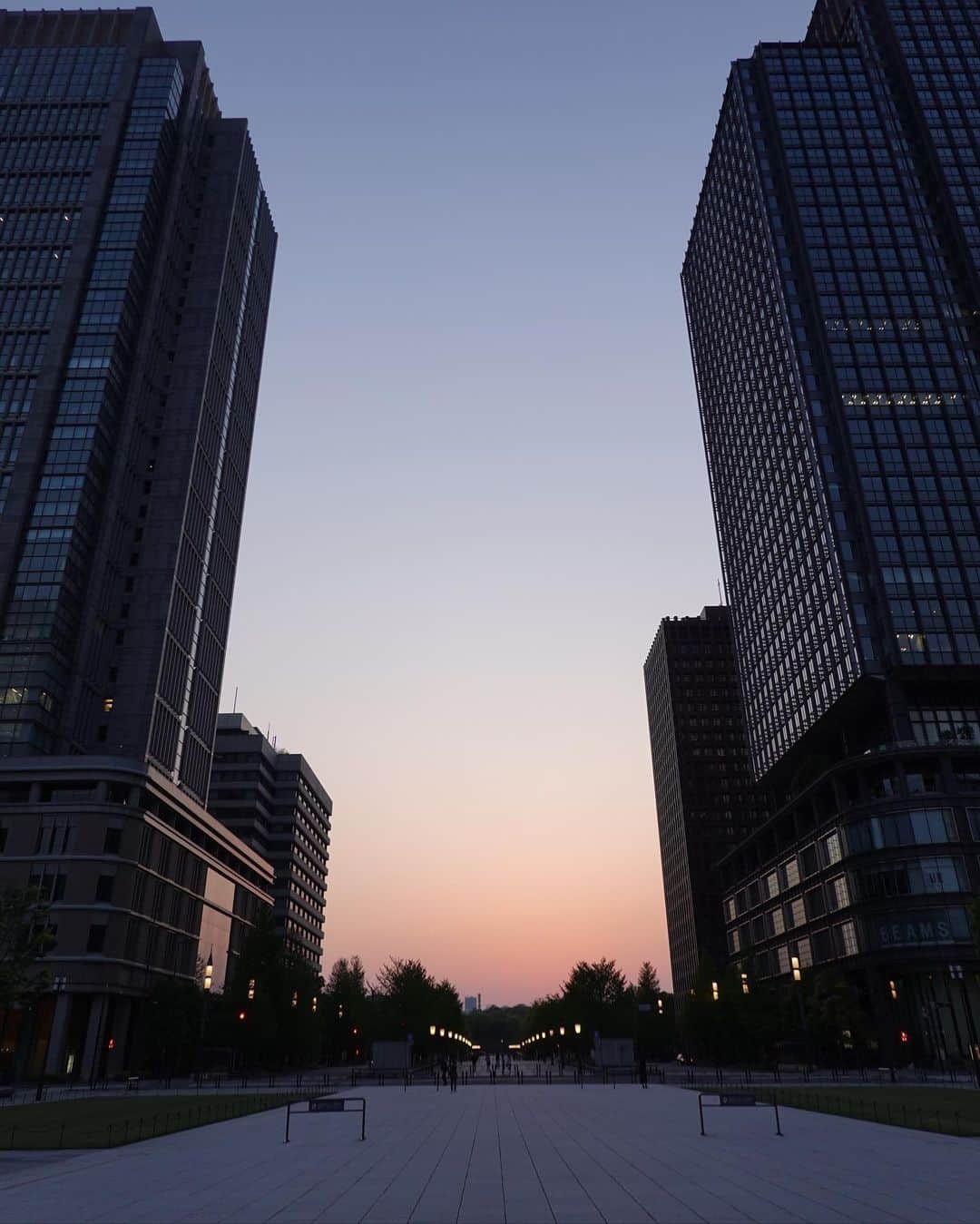 砂山圭大郎さんのインスタグラム写真 - (砂山圭大郎Instagram)「早くコロナが去りますよう。人がいない行幸通り。 #tokyo #丸の内 #sunset」5月12日 22時12分 - keitaro_sunayama