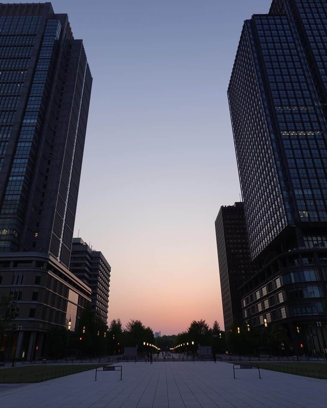 砂山圭大郎のインスタグラム：「早くコロナが去りますよう。人がいない行幸通り。 #tokyo #丸の内 #sunset」