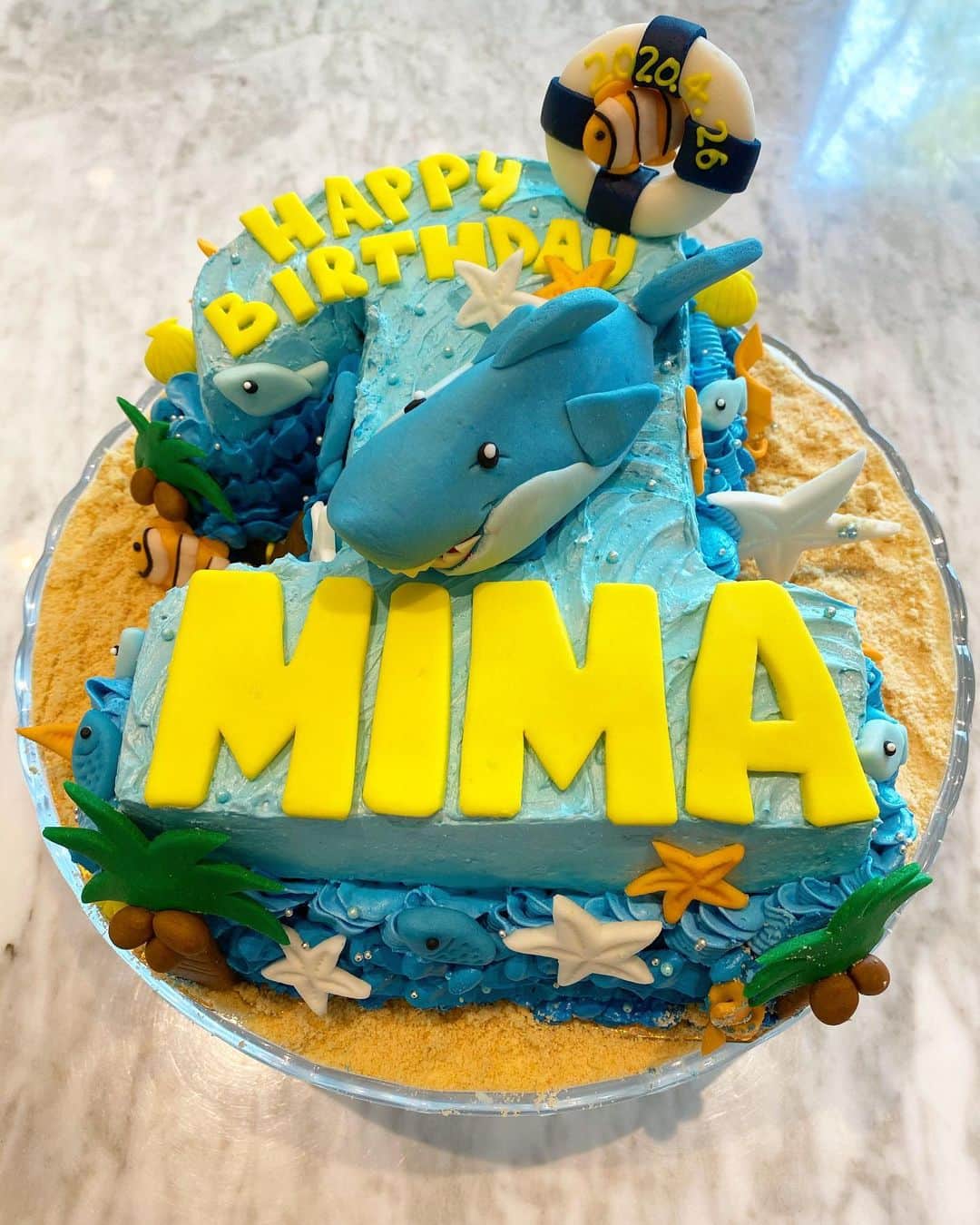 平山美香のインスタグラム：「次男1st BDは家族だけでお祝い❤️ テーマはSHARK❤️ 今回も@officialcreve さんにイメージを伝えて作って頂きました❤ 皆んなでお祝い出来なくて残念ですが、今は #stayhome ❤️ 一升餅と袴は @hiratakyoko からのBDプレゼント❤️ 会えなくても沢山のメッセージが届き、繋がりを感じてます❤️ 次男くん❤️健やかに成長中❤️」