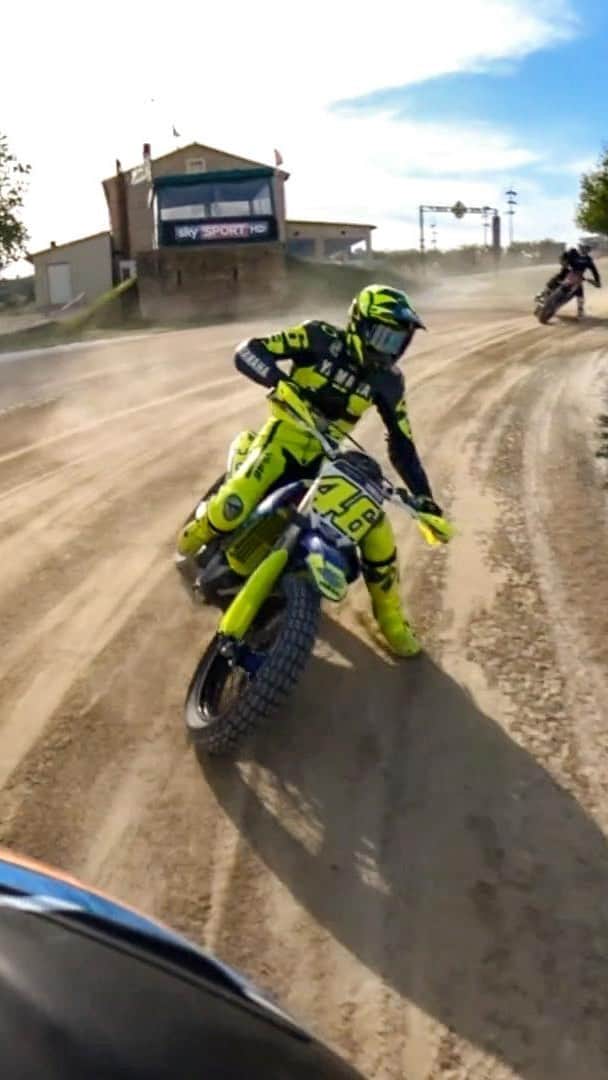 バレンティーノ・ロッシのインスタグラム：「One lap at the Ranch with @vr46ridersacademyofficial 🎥  #GoProMAX」