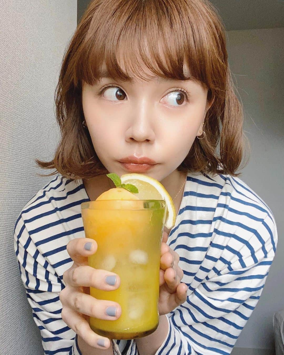 村田倫子さんのインスタグラム写真 - (村田倫子Instagram)「おうち時間を楽しむ工夫。🍹﻿ ﻿ おうちレモンサワーチャレンジに参加して、﻿ オリジナルレモンサワーをつくりました☺︎﻿ ﻿ "甘酸っぱい夏を縁取るレモンサワー"🍋﻿ 夏の気配を感じる今、のみたいなぁ…を形にしたレモンサワー。﻿ ﻿ ﻿ レモンとオレンジで甘酸っぱい夏の予感を。﻿ トップにはオレンジのシャーベットをのせて、贅沢に自分を甘やかすサワー。﻿ 好きなものを合わせて楽しむのができるので、おうちレモンサワーつくりお勧めです。☺︎﻿ ﻿ タグ付けてくれたら、みんなのレモンサワーも覗きにいきます♡ ぜひつくってみてください。﻿ ﻿ ﻿ #stayhome #おうちレモンサワーチャレンジ﻿ #アンバサダー﻿ #宝焼酎﻿ #つくレモンサワー﻿ ﻿」5月12日 22時27分 - rinco1023