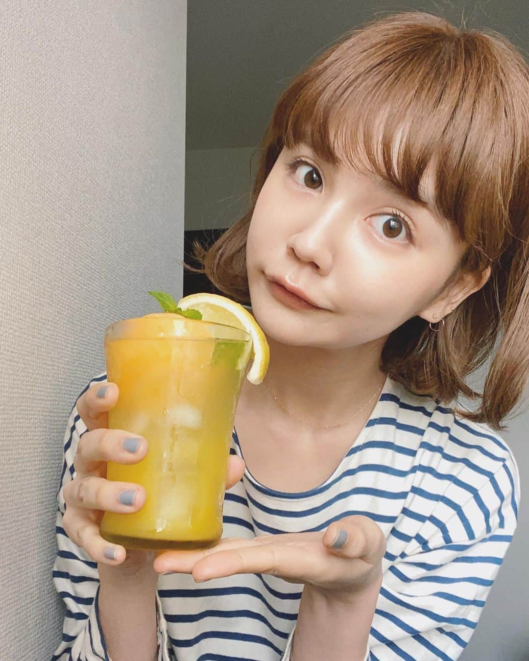 村田倫子さんのインスタグラム写真 - (村田倫子Instagram)「おうち時間を楽しむ工夫。🍹﻿ ﻿ おうちレモンサワーチャレンジに参加して、﻿ オリジナルレモンサワーをつくりました☺︎﻿ ﻿ "甘酸っぱい夏を縁取るレモンサワー"🍋﻿ 夏の気配を感じる今、のみたいなぁ…を形にしたレモンサワー。﻿ ﻿ ﻿ レモンとオレンジで甘酸っぱい夏の予感を。﻿ トップにはオレンジのシャーベットをのせて、贅沢に自分を甘やかすサワー。﻿ 好きなものを合わせて楽しむのができるので、おうちレモンサワーつくりお勧めです。☺︎﻿ ﻿ タグ付けてくれたら、みんなのレモンサワーも覗きにいきます♡ ぜひつくってみてください。﻿ ﻿ ﻿ #stayhome #おうちレモンサワーチャレンジ﻿ #アンバサダー﻿ #宝焼酎﻿ #つくレモンサワー﻿ ﻿」5月12日 22時27分 - rinco1023