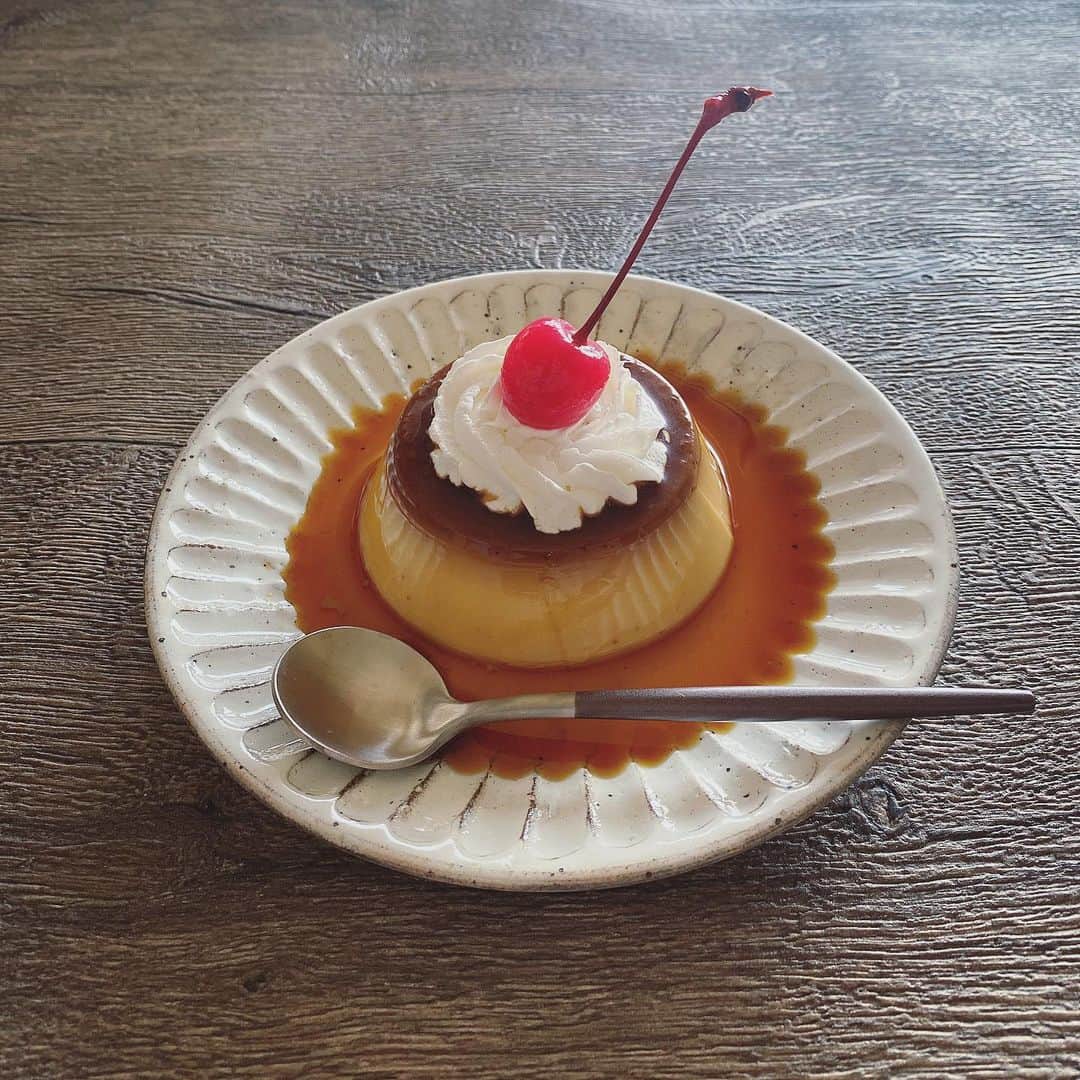 0510_nanaさんのインスタグラム写真 - (0510_nanaInstagram)「‎⋆ 今日のおやつ。 ‎⋆ 普段は極力洗い物は増やしたくないからカップのまま食べるけど、カフェ気分を味わいたいからね。 お皿に載せて、ホイップにさくらんぼまでトッピング。 ‎⋆ ちなみにプリンは昔からしっかりめが好き。 とろけるのが流行った時もなびかなかったよ。 ‎⋆ ‎⋆ #プリン #固めプリン #pudding #おうちカフェ #おうちcafe #おうちcafemiru #サンキュグラマー #公式サンキュグラマー #サンキュおうち外出」5月12日 22時32分 - 0510_nana