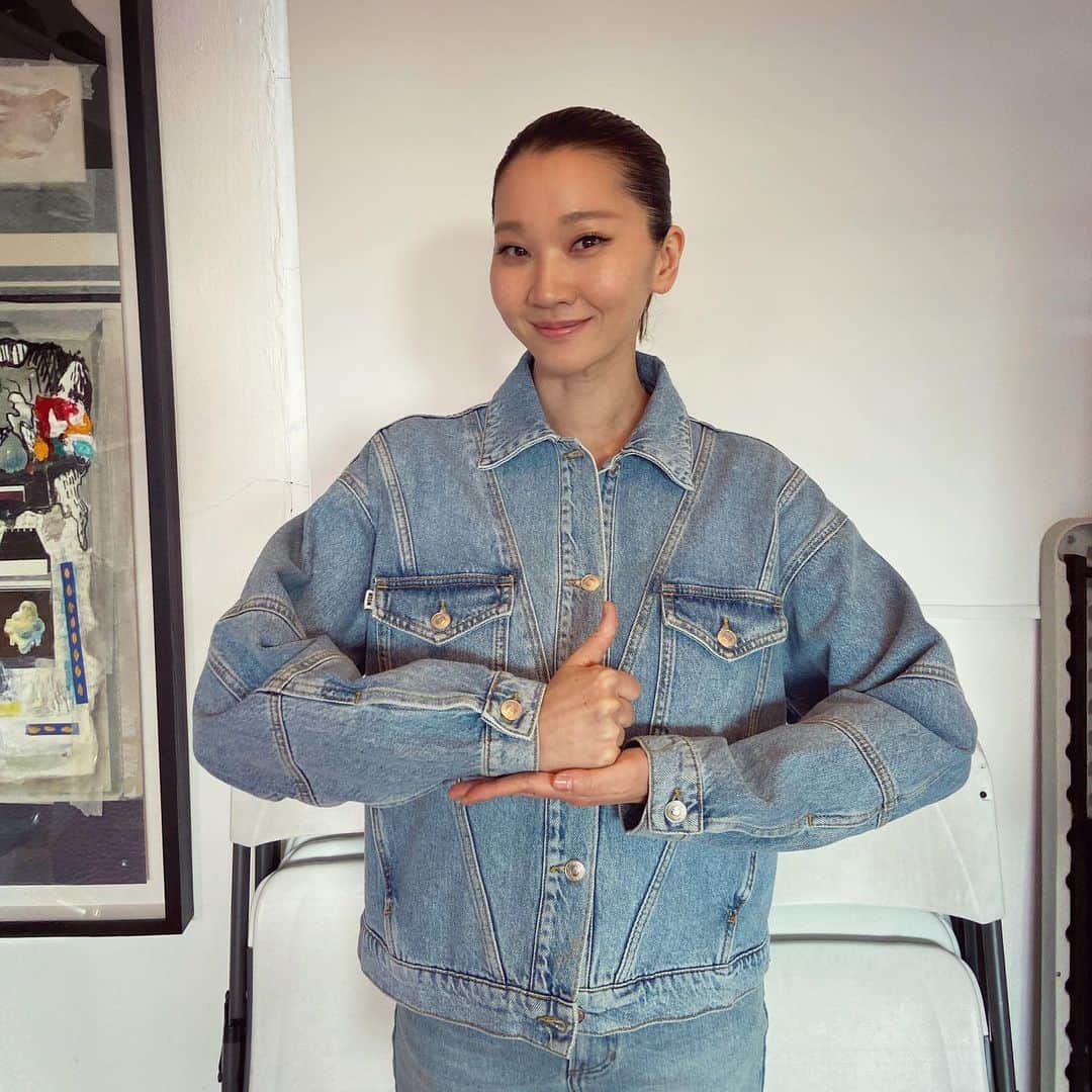 チャン・ユンジュのインスタグラム：「오늘은 국제 간호사의 날입니다. 💛🙏🏻 지금 이 순간에도 환자분들을 돌보고 계신 의료진 여러분께 진심으로 존경과 감사를 표합니다. _ 많은 동료 친구들을 통해 챌린지를 하게 되었는데요.  사진을 찍고 글을 적으면서 미처 생각하지 못했던 의료진들의 수고와 노고에 대해 깊이 생각해 보게 되었습니다.  그 어떤 말로도 부족하지만. 저의 마음이 현장에 계신 모든 분들께 전해지기를 바라며. 다시한번 감사 드립니다. _ 누군가를 위해 희생하고 그 자리에 있어주는 것이 얼마나 큰 힘이고 위로인지.  이분들의 수고가 헛되지 않도록 저도 제 삶에서 최선을 다하며 함께 동참하고 기도 하겠습니다. _ 다음은 저의 단 하나뿐인 사랑하는 인생친구 @jungseungmin 님  함께해 주세요.  _  #의료진덕분에 #덕분에챌린지 #덕분에캠페인 #감사합니다 #우린믿습니다」