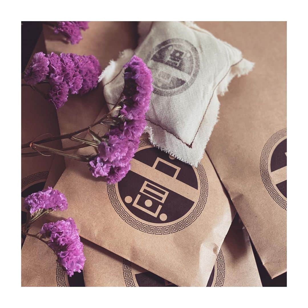 HiRAO INCさんのインスタグラム写真 - (HiRAO INCInstagram)「. Herbal Bath  漢方の独特の香りが癖になる、意一堂のバーバルバス。  買い占めたいほど好きなブランドから、ウイルスに勝つため、呼吸器を強くするために作られた限定商品がでました。  一日の全てをデトックス！ よく水を飲み、心地よい漢方の香りを堪能して入浴を楽しんで🍃🍃 . . 下記は効能です🌿  昔の人々は外因が引き起こす疾病は主に目、口、鼻、皮膚粘膜から侵入すると考えており、古い中国の医学書「黄帝内経」によると、体内に侵入した外邪は入浴によって排出させる事が出来るとされています。  入浴等での発汗は「衛気」という我々の身体を守る皮膚のバリア機能を強くさせる効果があり、衛気を強くさせる事が外邪の体内侵入を防ぐ事に繋がります。 これ以外にも、日常生活で常温の水を多く飲み、呼吸気管支を潤すことで外邪の侵入を防ぐ事が出来ると言われています。  古代の医学書では足湯や浴槽に浸かることは新陳代謝を上げ、汗をかくことで体内に溜まった毒素を排出し、免疫力を上げる事ができると言われ、薬剤が皮膚やツボを通し直接全身の経絡、血脈に作用します。  香りを取り込むことによって、外邪から身体を守ることも出来るとされています。入浴中に香りをかぐ事により呼吸器のケアが出来き、体内の巡りも改善され抵抗力を高める事ができます。  ご使用方法：お湯に本品１包を入れ、パックを20分程度湯船に入れお湯を含ませ、やさしく揉み出してください。また、パックを香り袋として室内や枕元に置いて使用してください。  使用上の注意：本製品は食用ではありませんので、小さなお子様の誤飲等にご注意ください。  海外（台湾）からの配送となりますので、お受け取りの際に関税が発生する場合があります。その場合は購入者様負担となりますので、あらかじめご了承ください。  期間限定の商品です。 オンラインで買えます！  #意一堂」5月12日 22時30分 - kayokohirao