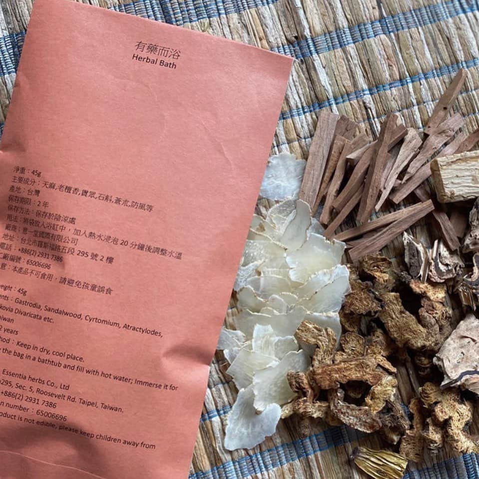 HiRAO INCさんのインスタグラム写真 - (HiRAO INCInstagram)「. Herbal Bath  漢方の独特の香りが癖になる、意一堂のバーバルバス。  買い占めたいほど好きなブランドから、ウイルスに勝つため、呼吸器を強くするために作られた限定商品がでました。  一日の全てをデトックス！ よく水を飲み、心地よい漢方の香りを堪能して入浴を楽しんで🍃🍃 . . 下記は効能です🌿  昔の人々は外因が引き起こす疾病は主に目、口、鼻、皮膚粘膜から侵入すると考えており、古い中国の医学書「黄帝内経」によると、体内に侵入した外邪は入浴によって排出させる事が出来るとされています。  入浴等での発汗は「衛気」という我々の身体を守る皮膚のバリア機能を強くさせる効果があり、衛気を強くさせる事が外邪の体内侵入を防ぐ事に繋がります。 これ以外にも、日常生活で常温の水を多く飲み、呼吸気管支を潤すことで外邪の侵入を防ぐ事が出来ると言われています。  古代の医学書では足湯や浴槽に浸かることは新陳代謝を上げ、汗をかくことで体内に溜まった毒素を排出し、免疫力を上げる事ができると言われ、薬剤が皮膚やツボを通し直接全身の経絡、血脈に作用します。  香りを取り込むことによって、外邪から身体を守ることも出来るとされています。入浴中に香りをかぐ事により呼吸器のケアが出来き、体内の巡りも改善され抵抗力を高める事ができます。  ご使用方法：お湯に本品１包を入れ、パックを20分程度湯船に入れお湯を含ませ、やさしく揉み出してください。また、パックを香り袋として室内や枕元に置いて使用してください。  使用上の注意：本製品は食用ではありませんので、小さなお子様の誤飲等にご注意ください。  海外（台湾）からの配送となりますので、お受け取りの際に関税が発生する場合があります。その場合は購入者様負担となりますので、あらかじめご了承ください。  期間限定の商品です。 オンラインで買えます！  #意一堂」5月12日 22時30分 - kayokohirao