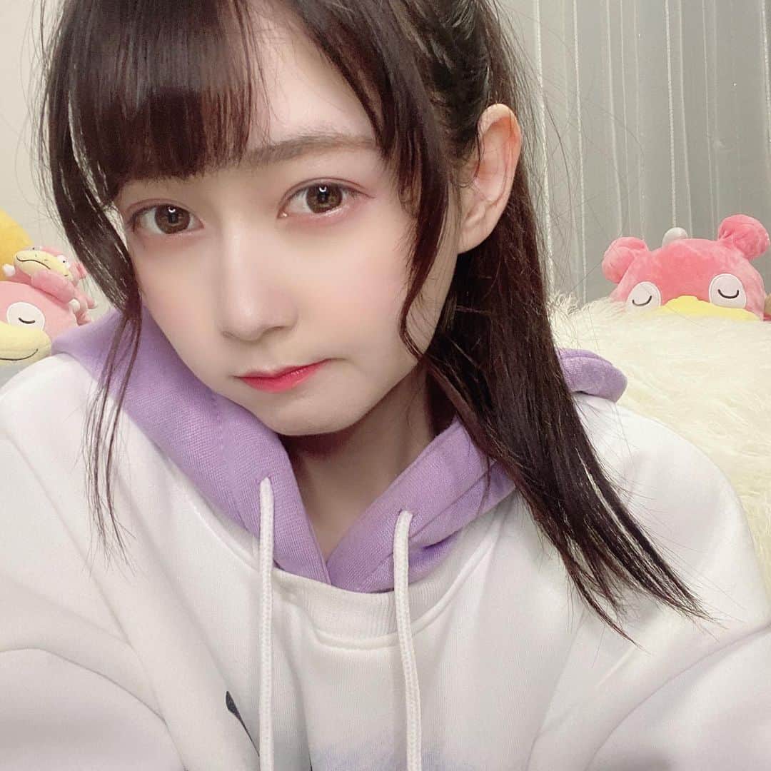 金久保マユ（ぼんぼん）のインスタグラム：「ポニーテール✌︎ 家の中で引きこもってる分、髪型変えて気分転換してます🥰 . . . . 睫毛が少ないので最近はほとんど #マスカラ　しないメイクにしてます💄 . . . #ポニーテール#前髪#ぱっつん#ヘアアレンジ#おうち時間#おうち時間を楽しむ  #おうち時間を楽しもう#パーカー#かわいい#ゲンガー#ポケモン#グッズ#韓国ファッション#プチプラ#部屋着#ルームウェア#リフレッシュ#気分転換#おへや#room#ponytail#love#pokemon#cute#animegirl#refresh#follome#photo#instacamera」