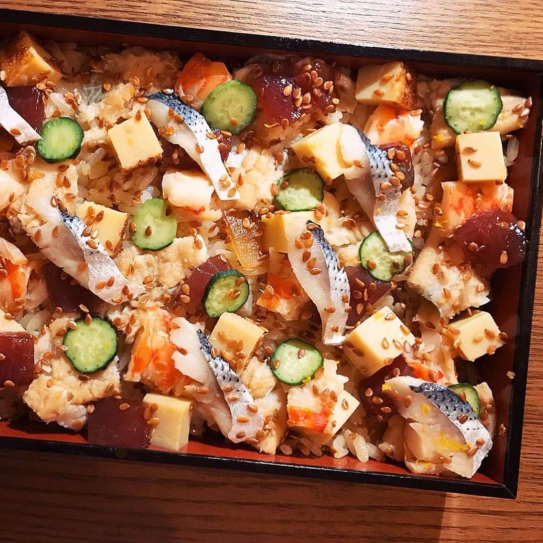 Machikoさんのインスタグラム写真 - (MachikoInstagram)「鮨さいとうさんの ばらちらしテイクアウト😋 いつ行けるかな🍣  #鮨さいとう」5月12日 22時49分 - machiko.06