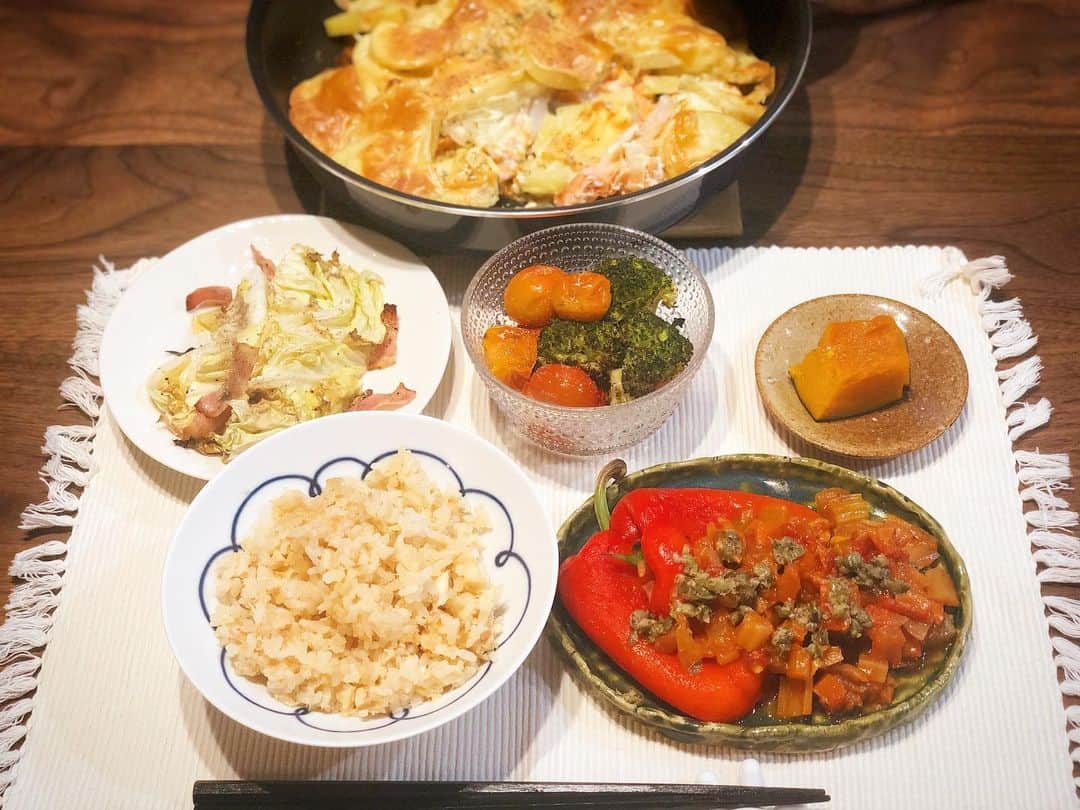 西木恵美里のインスタグラム：「#鮭玉ねぎポテトのチーズ焼き #キャベツとベーコンのオーブン焼き #トマトとブロッコリー(温) #かぼちゃの煮物 #赤パプリカの冷トマトソースがけ #炊き込み鯛めし  作り置きをちょこちょこ使って🍙 トマトソースには刻んだ野菜をたっぷり使ってます🥫 3食作れると、逆に栄養バランスは考えやすいのかも…🤔 365日は無理やけど！（笑）」