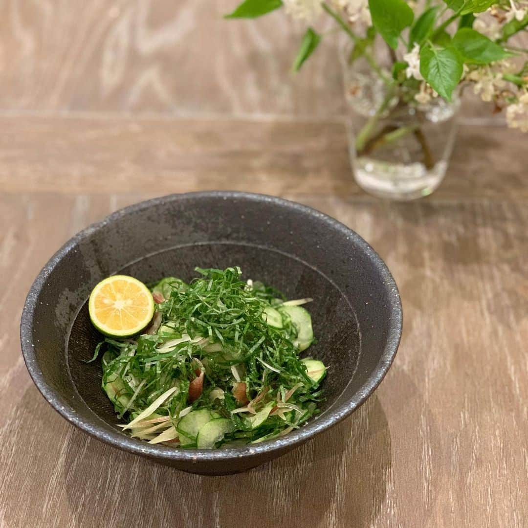 宮瀬茉祐子さんのインスタグラム写真 - (宮瀬茉祐子Instagram)「香味野菜のサラダ . . 蒸し暑い日にはさっぱり。 . . ひたすら無心に薄く刻む🌿 . . #香味野菜  #エゴマの葉  #ミョウガ  #すだち  #おうちごはん  #おうち時間  #stayhome」5月12日 22時55分 - miyase_mayuko_official