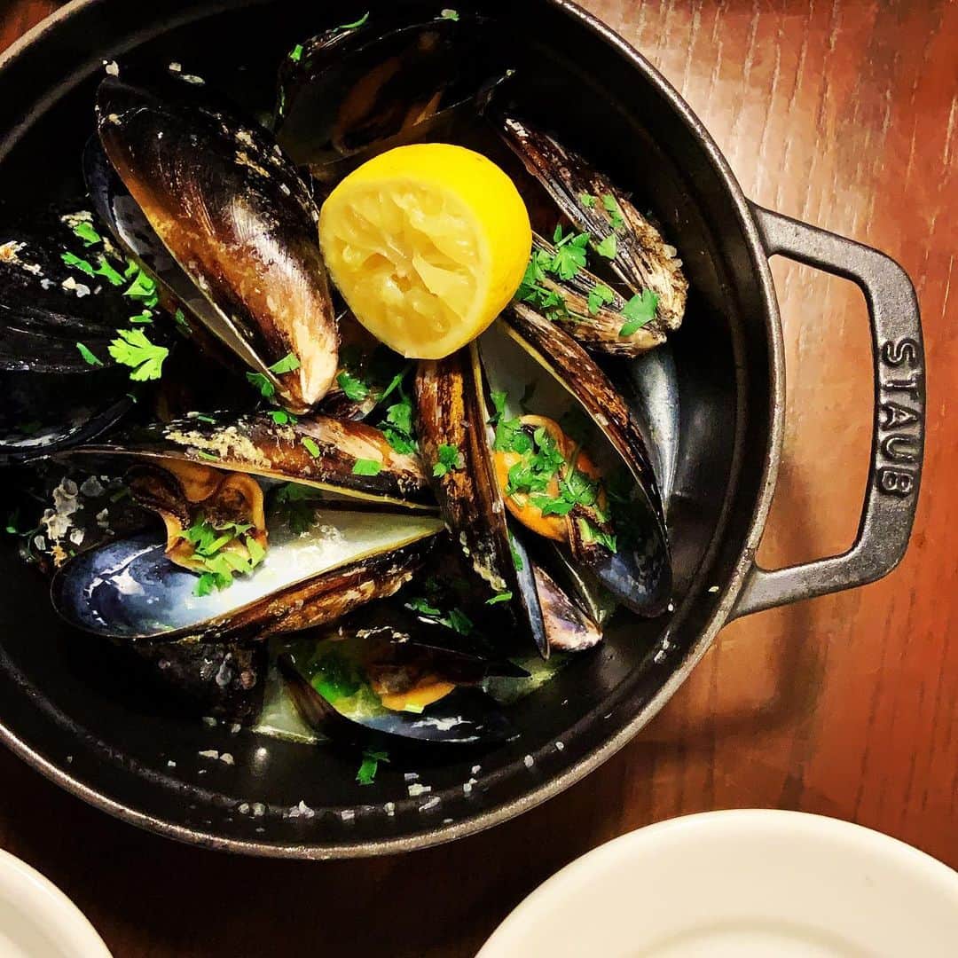 志摩有子さんのインスタグラム写真 - (志摩有子Instagram)「おすすめのムール貝をワイン蒸し煮に。小ぶりのものが売り切れて、大粒しかないと若女将さんはすまなそうに言っていたけれど、食べ応えがあって大正解。しかも新鮮で築地ならではのお買い得価格が嬉しい。  #ムール貝 #ムール貝の白ワイン蒸し  @miyakesuisan  #stayhome」5月12日 22時56分 - ariko418