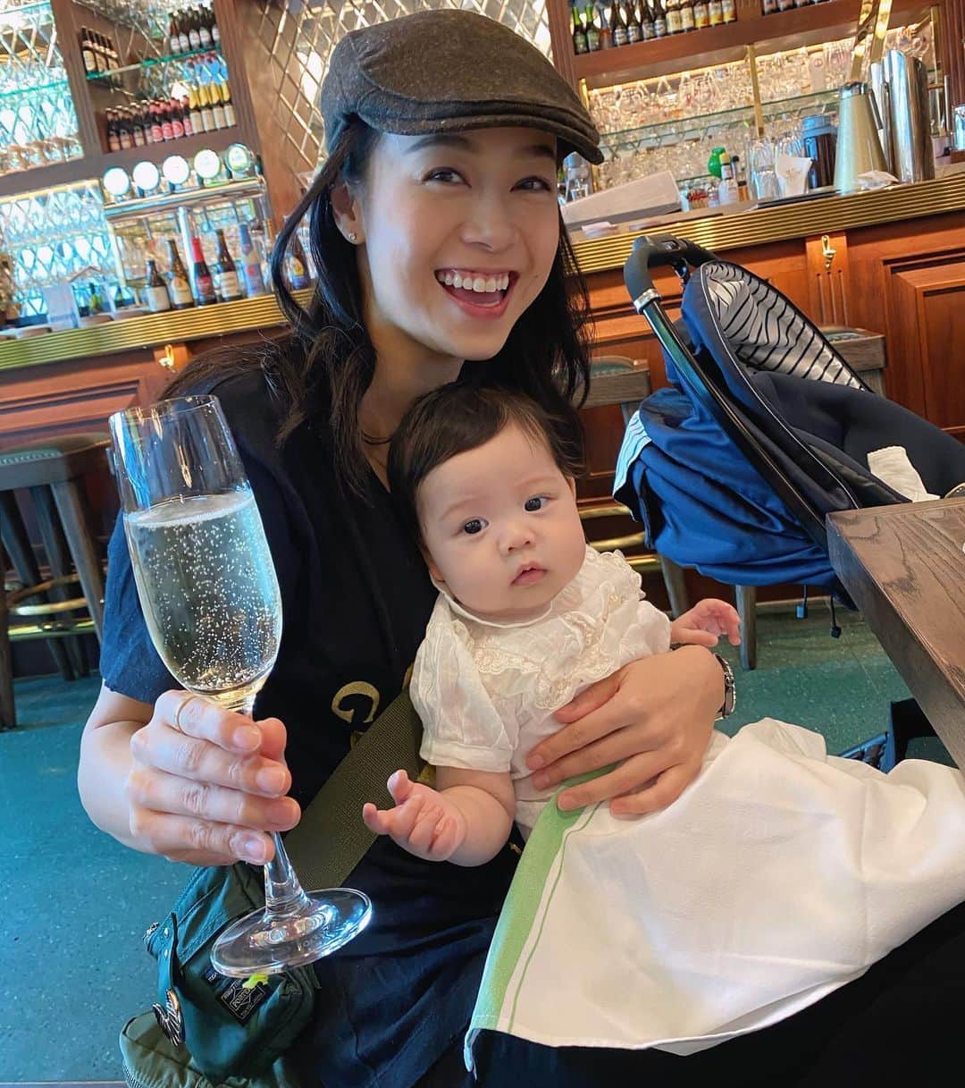 ジャクリーン・ウォンのインスタグラム：「蛋撻頭😅😍 抱住佢、佢地以為我係媽媽、有free drink😅」