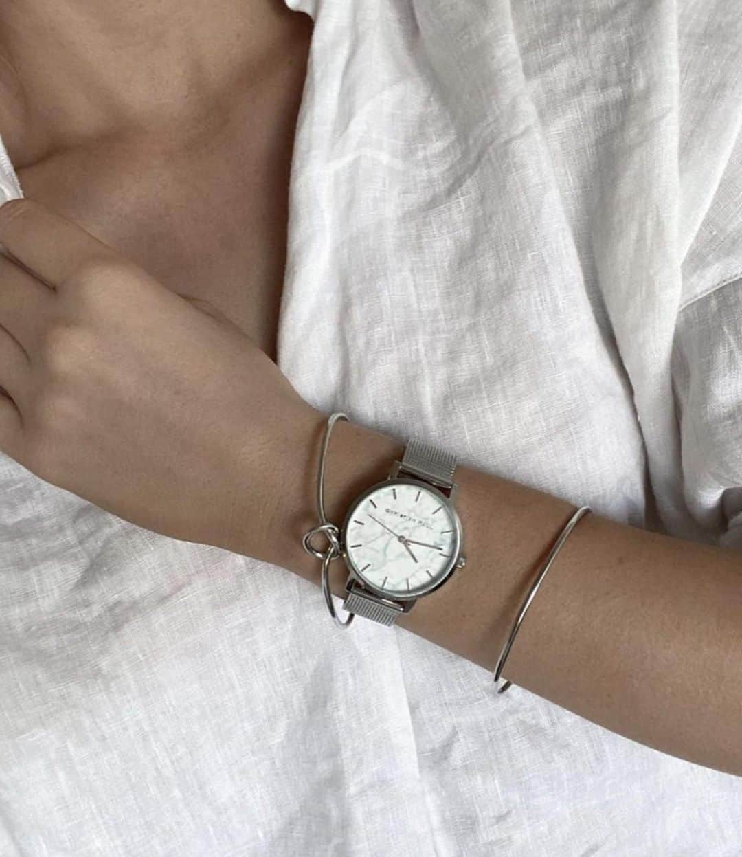 のインスタグラム：「Happy Hump Day ⚡️ featuring our WHITEHAVEN MARBLE timepiece - the watch of choice of many influential people. Via @hollyanndexter」